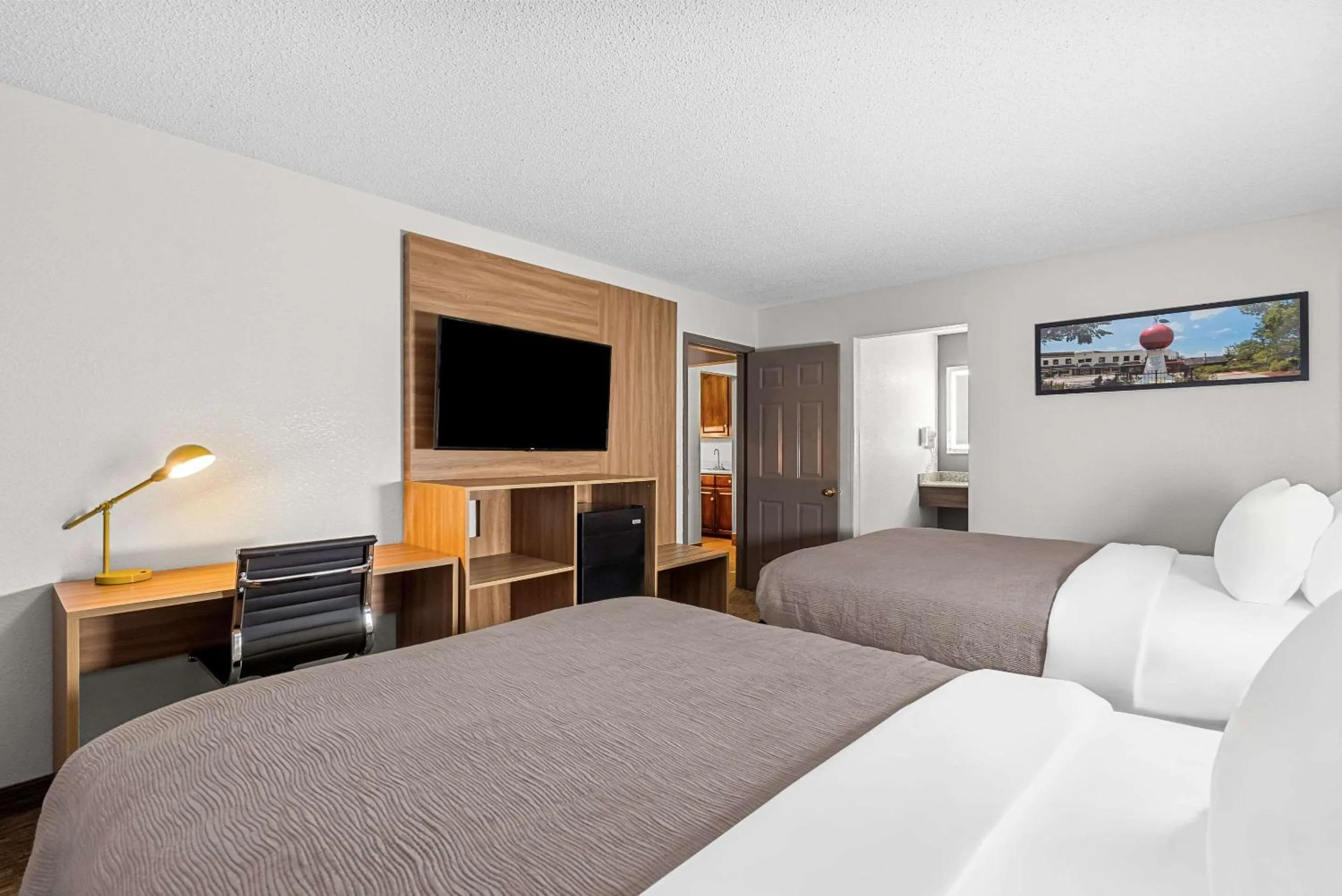 Bedroom, Bed in Quality Inn Cornelia