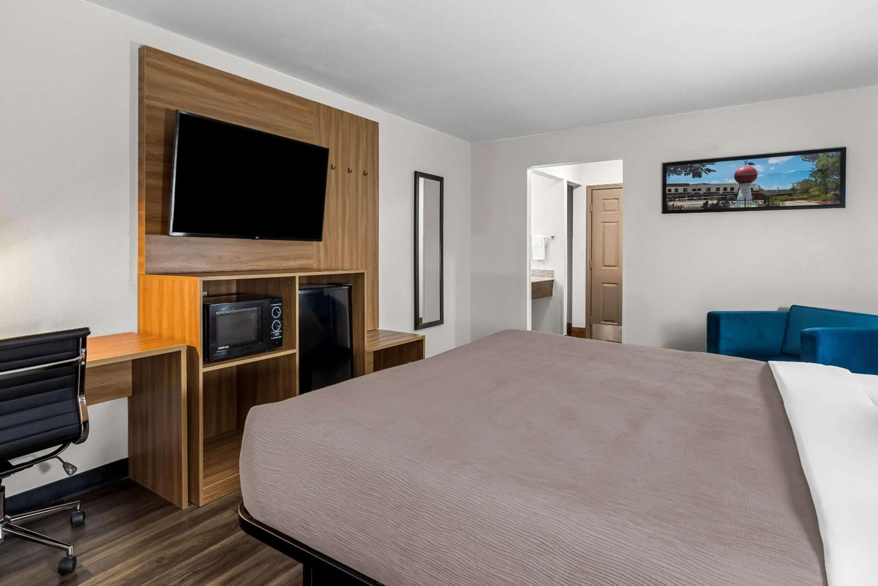 Bedroom, Bed in Quality Inn Cornelia