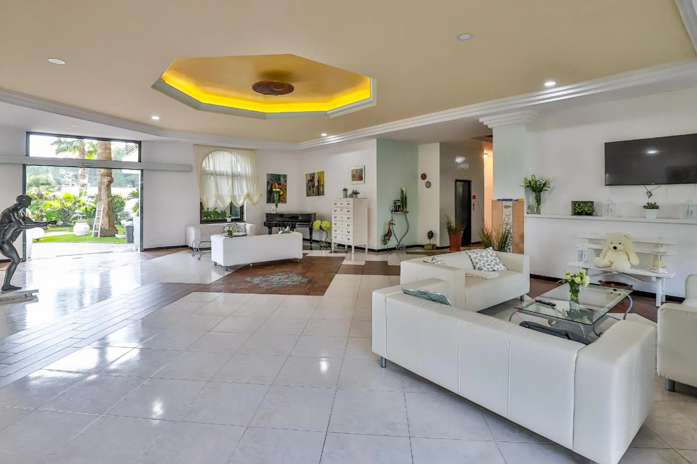 Communal lounge/ TV room in Hotel Delfa