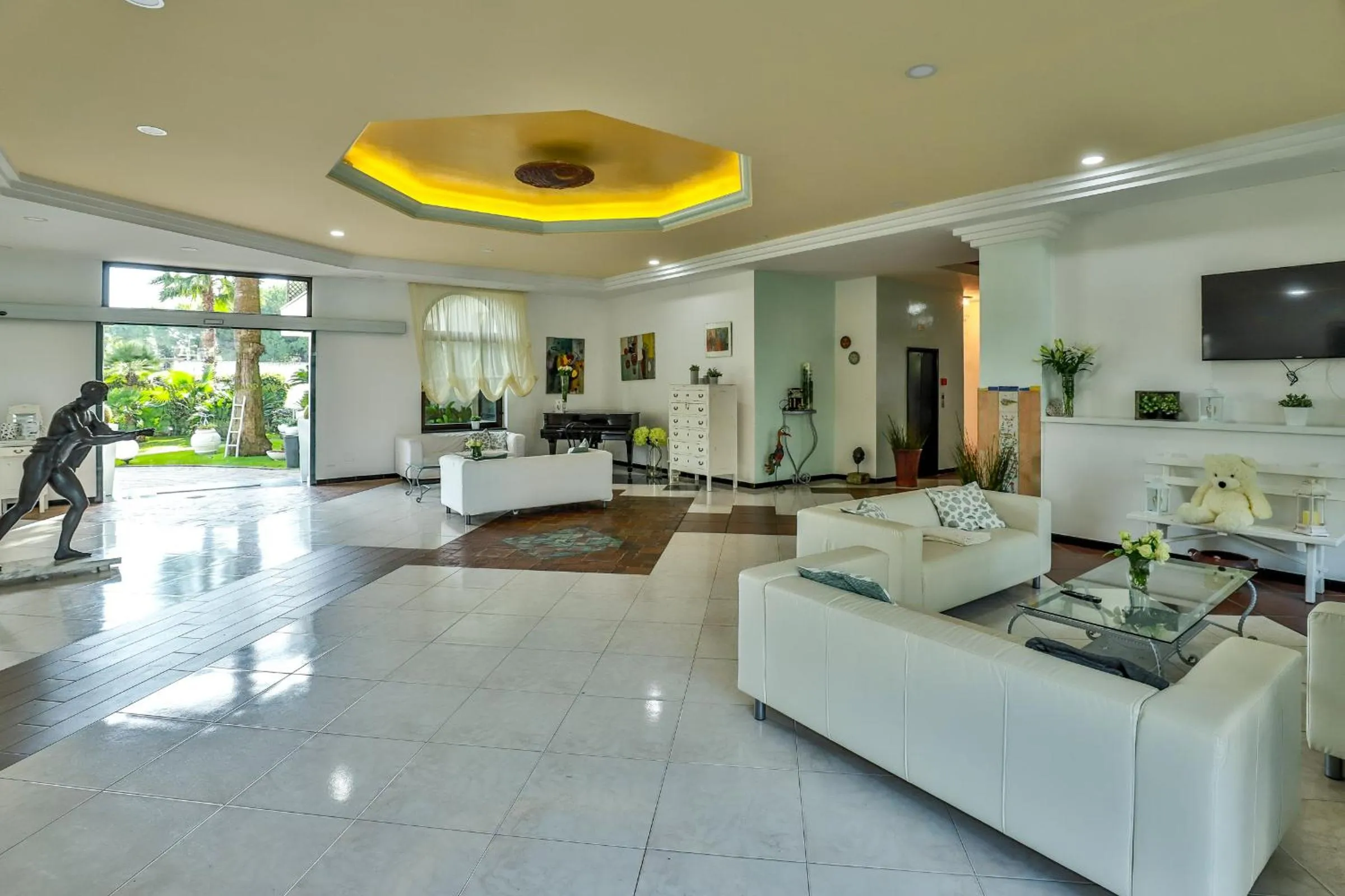 Communal lounge/ TV room in Hotel Delfa