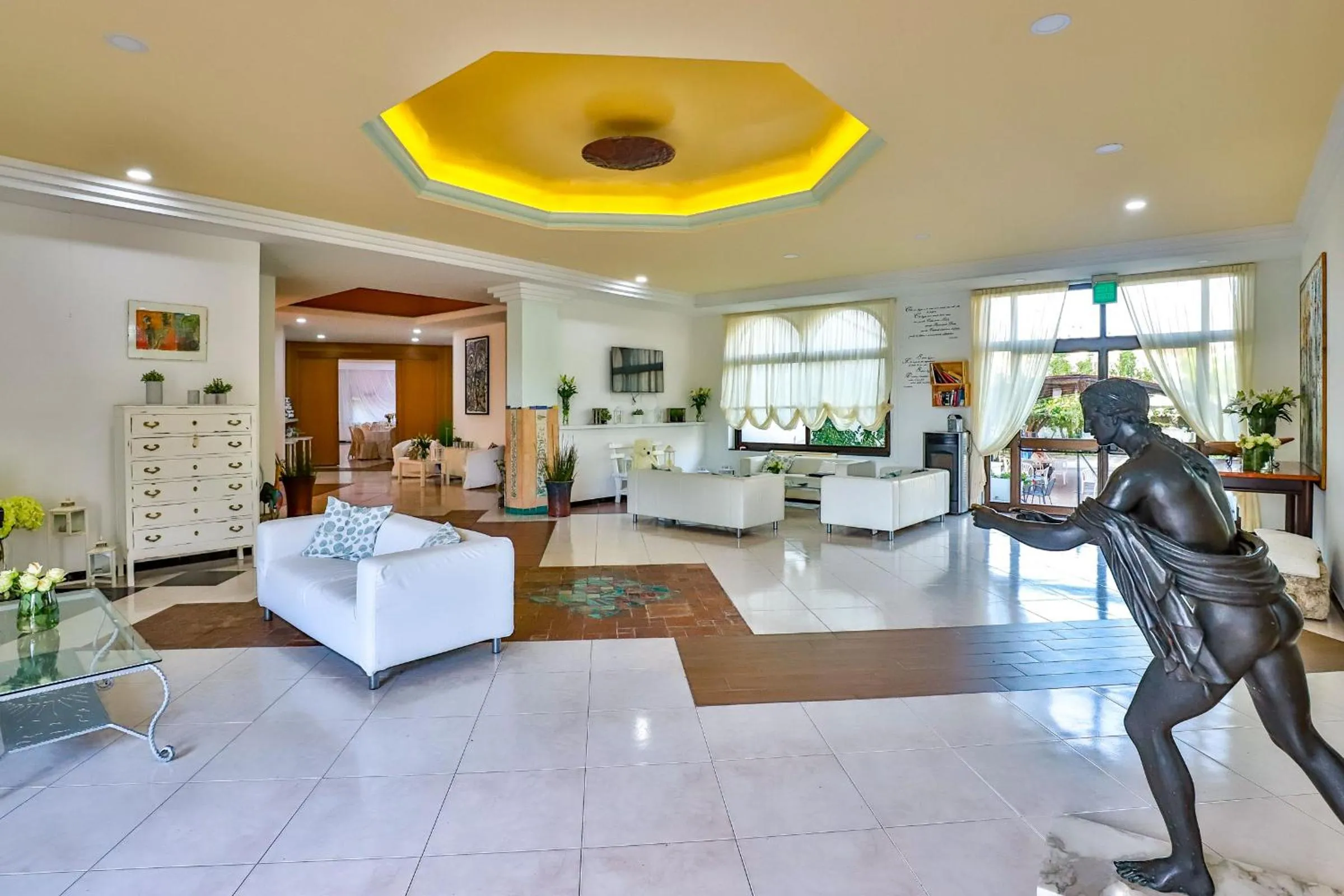 Lobby or reception in Hotel Delfa