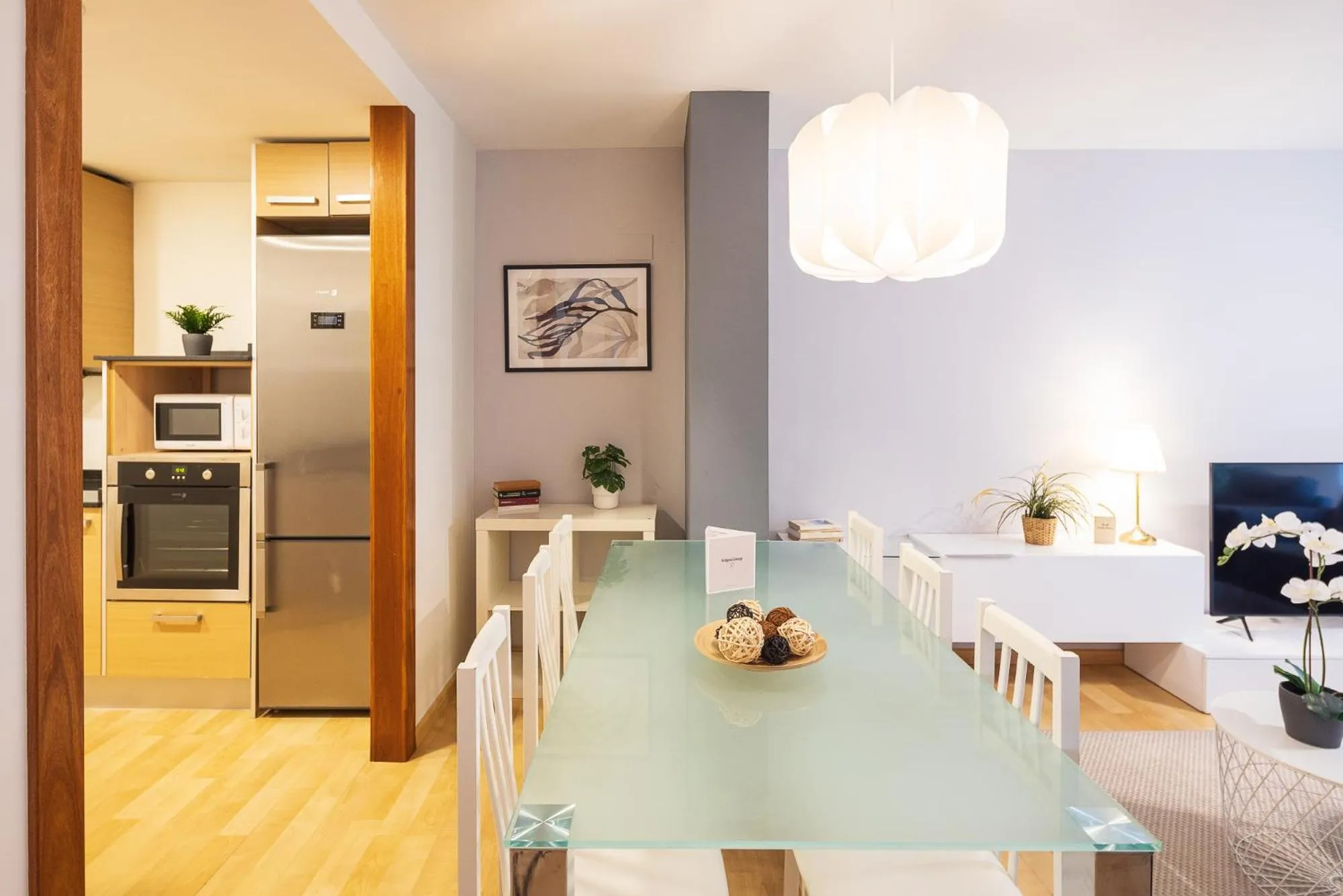 Dining area in Lucas House Apartments by Sitges Group