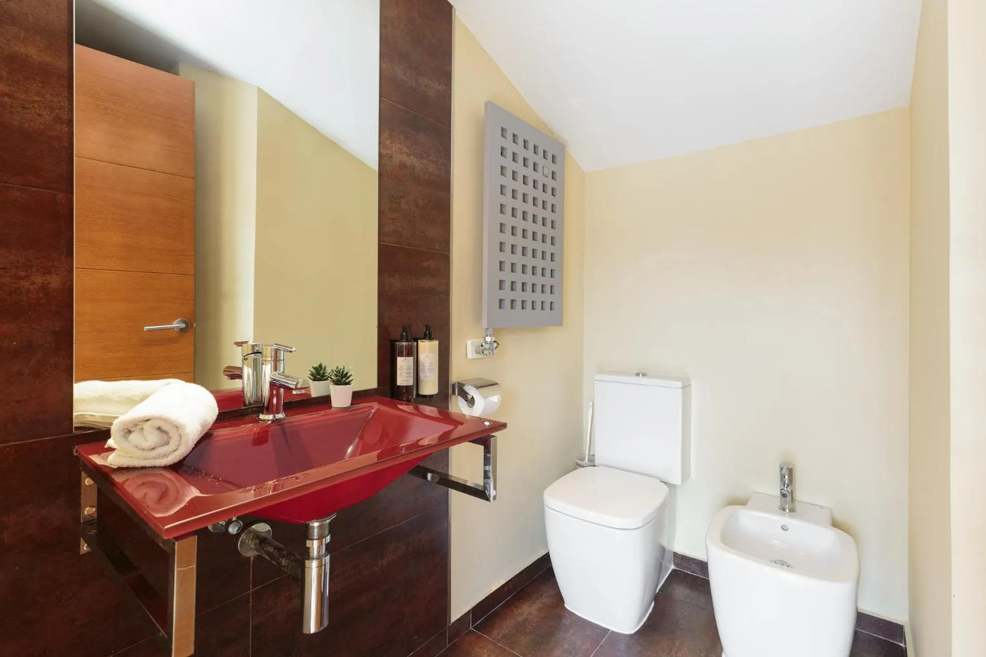 Toilet in Lucas House Apartments by Sitges Group