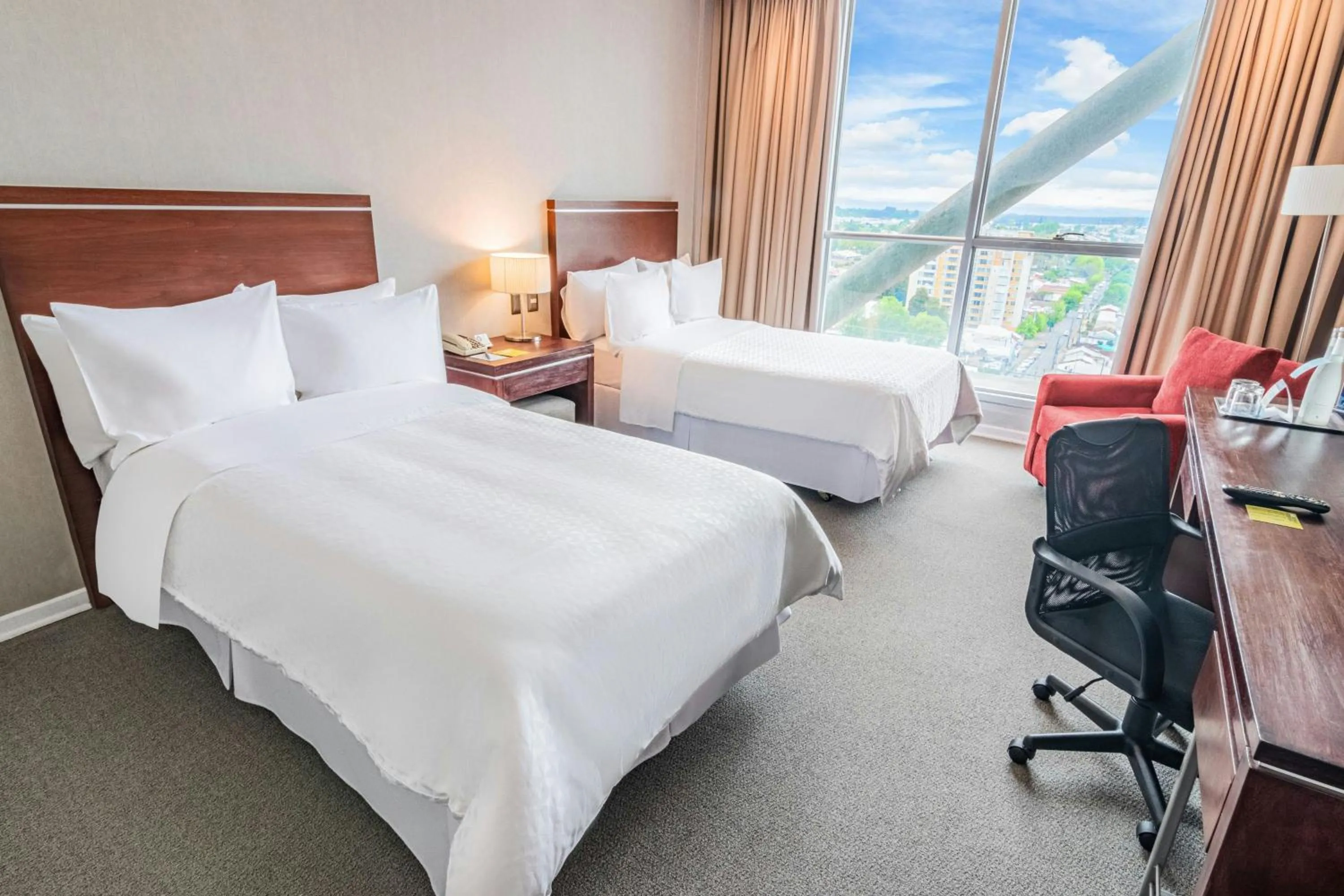 Photo of the whole room, Bed in Four Points By Sheraton Los Angeles