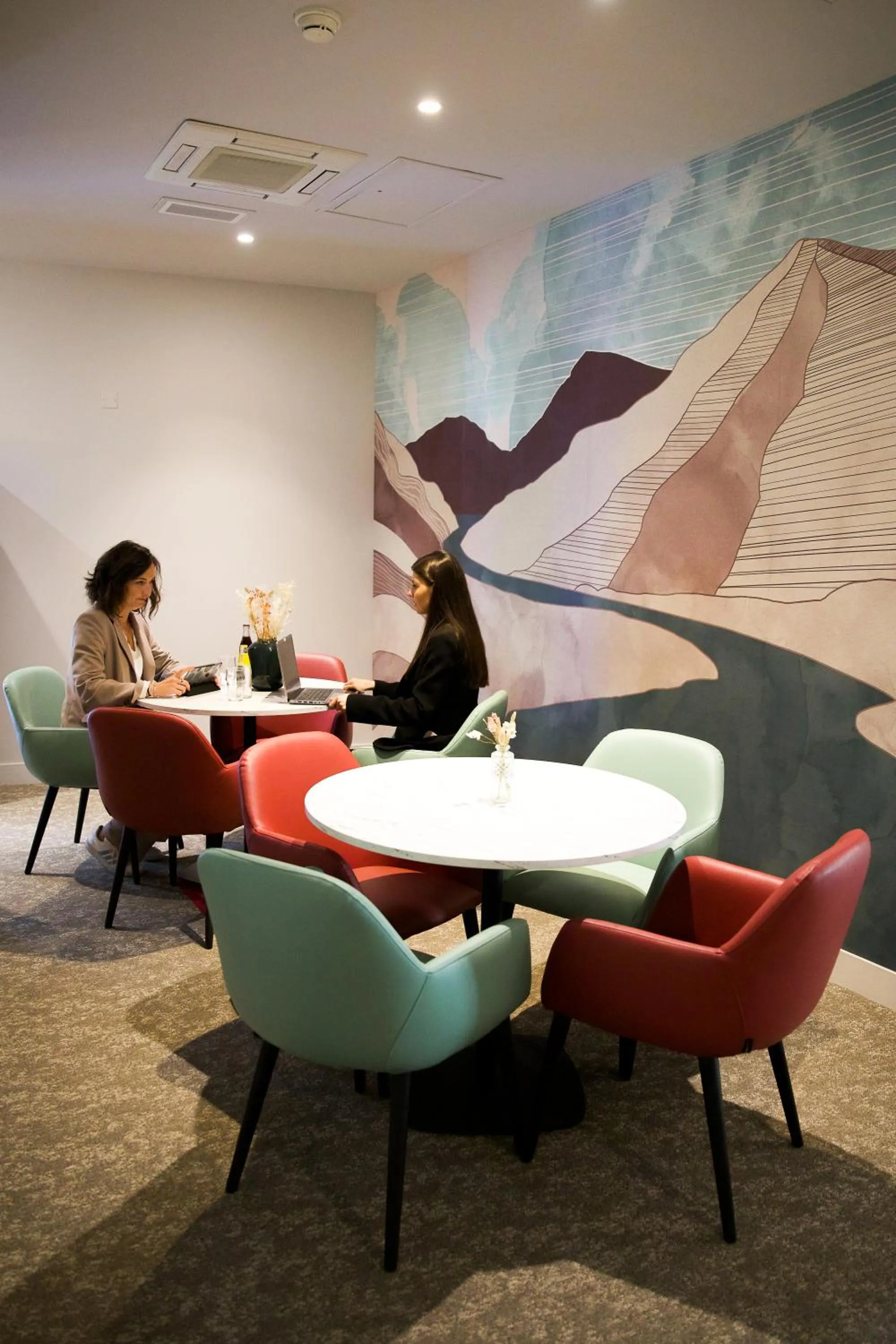 Lounge or bar in Le Grand Hôtel Grenoble, BW Premier Collection by Best Western