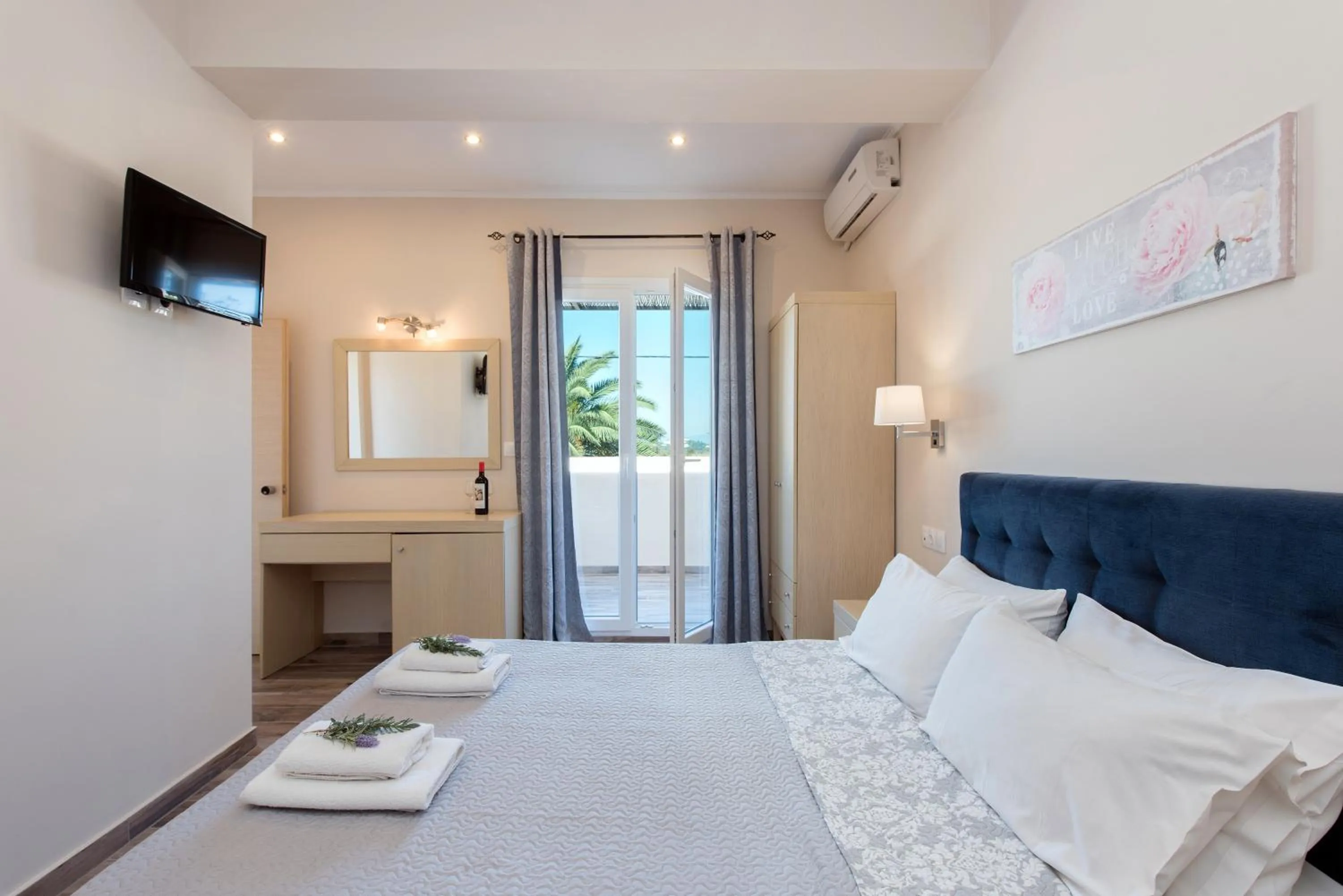 Photo of the whole room, Bed in Anita