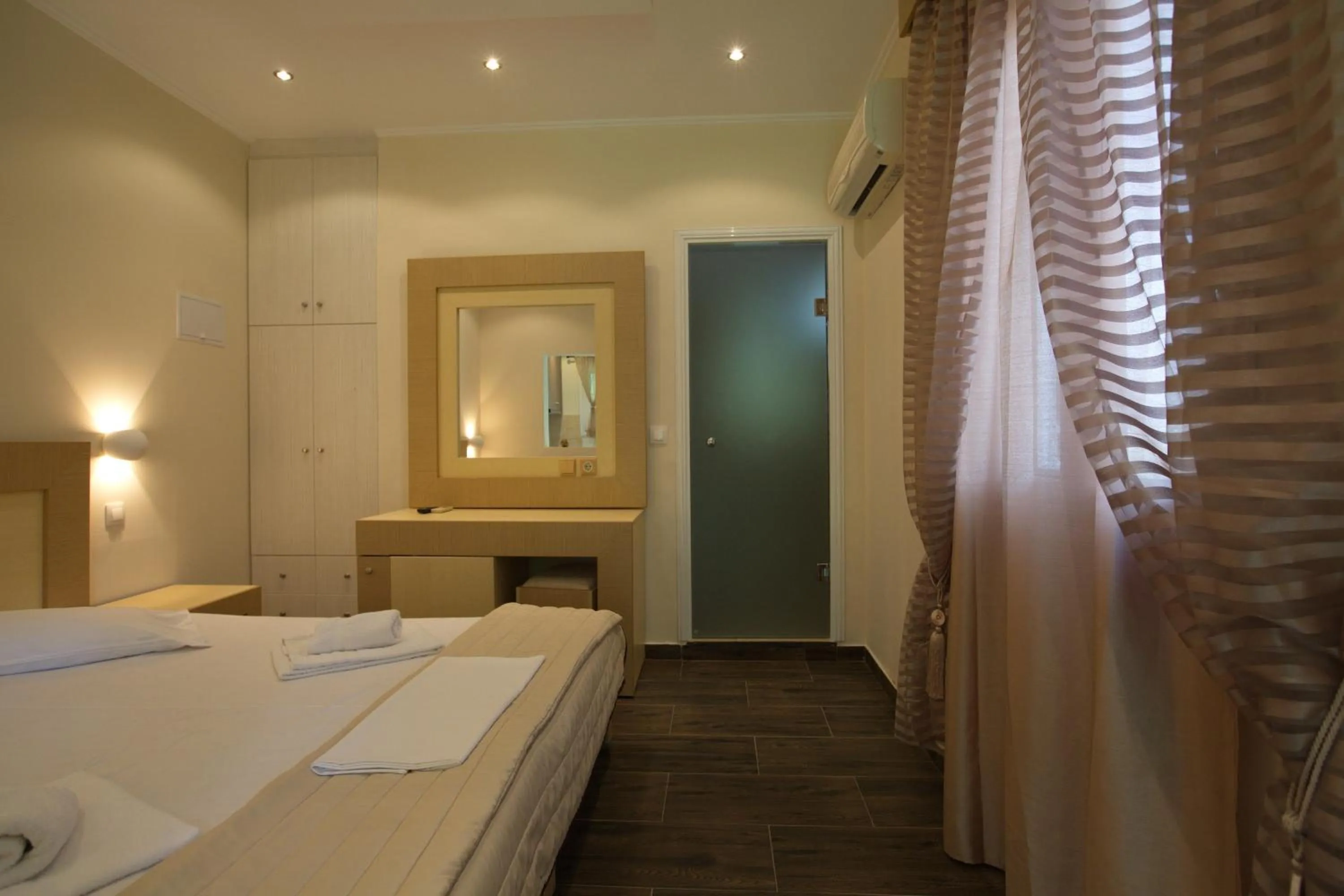 Photo of the whole room, Bed in Anita