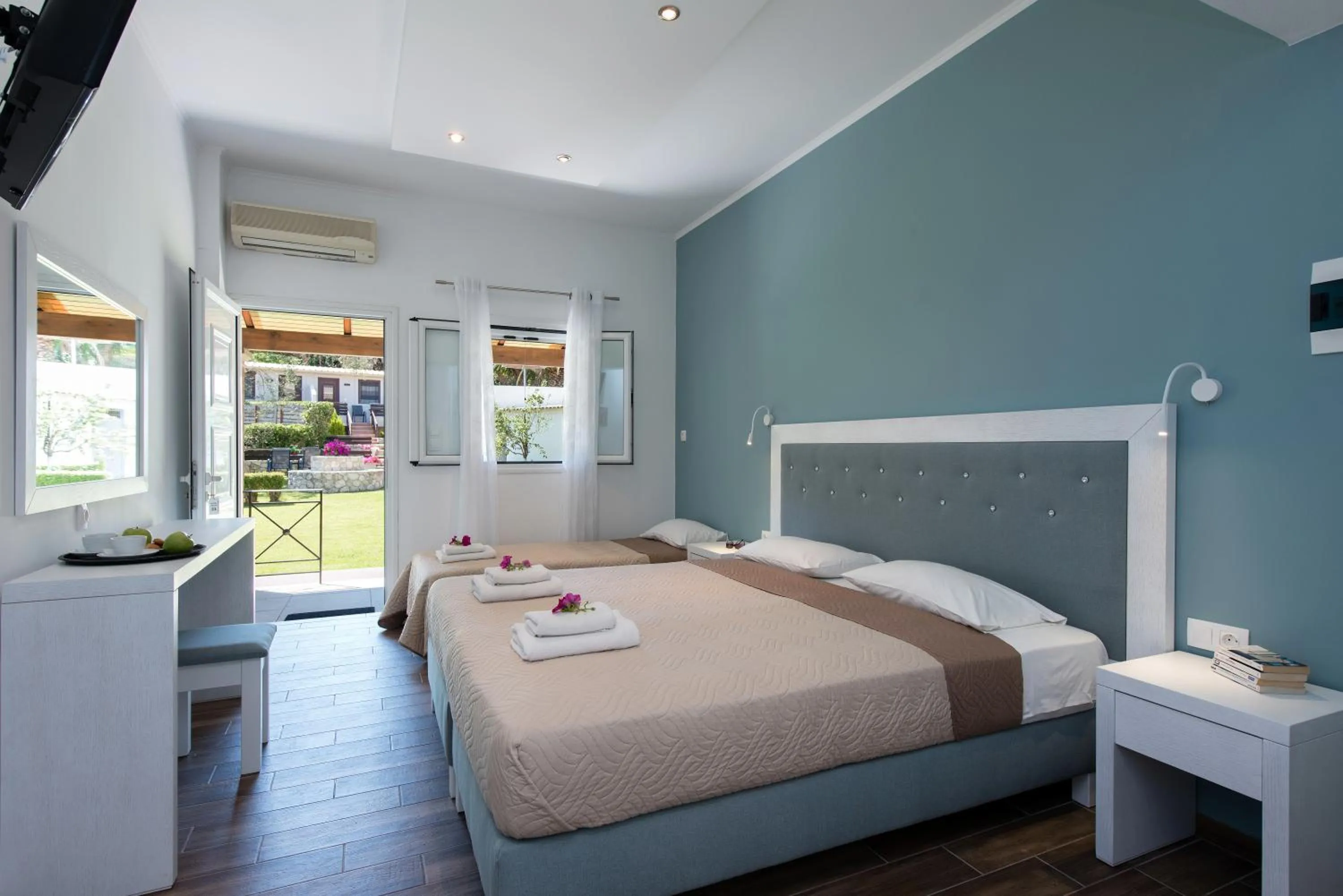 Photo of the whole room, Bed in Anita