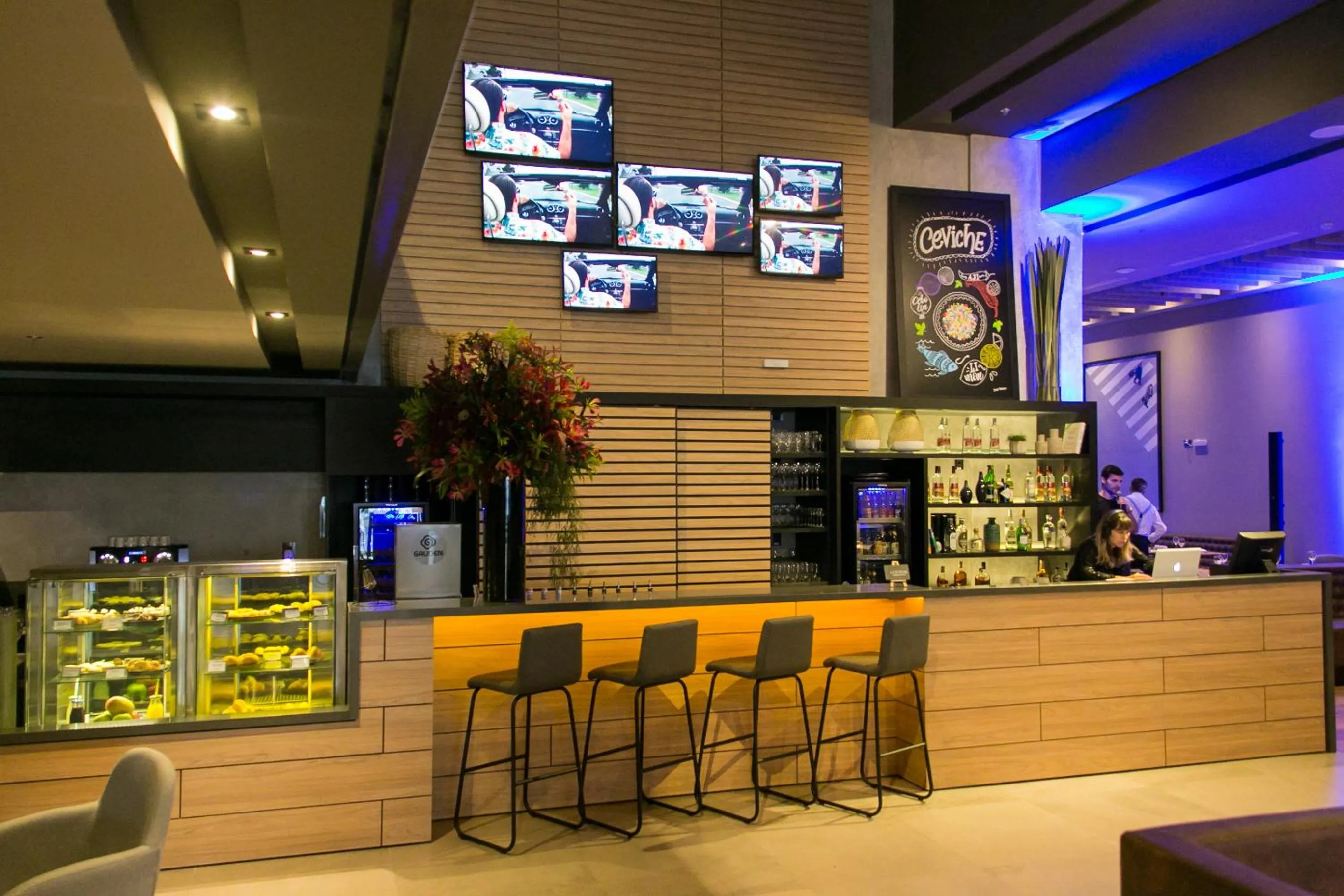 Lounge or bar in Novotel Curitiba Batel