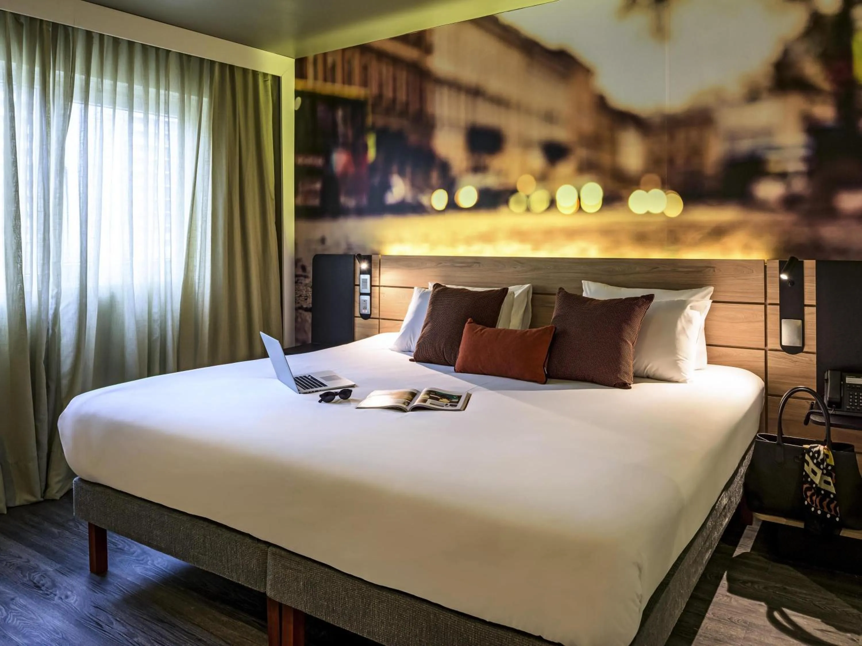 Property building, Bed in Novotel Curitiba Batel