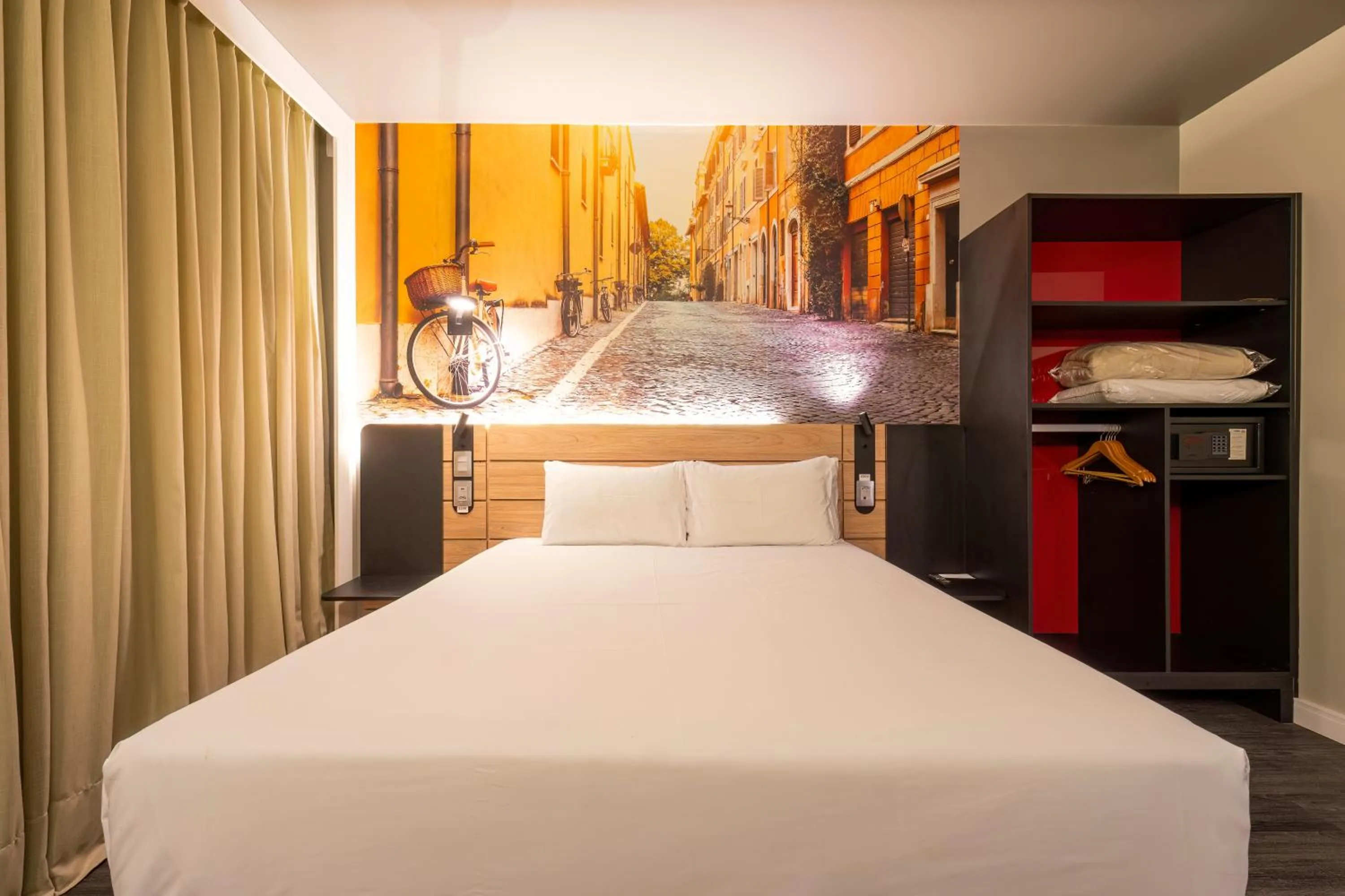 Buffet breakfast, Bed in Novotel Curitiba Batel