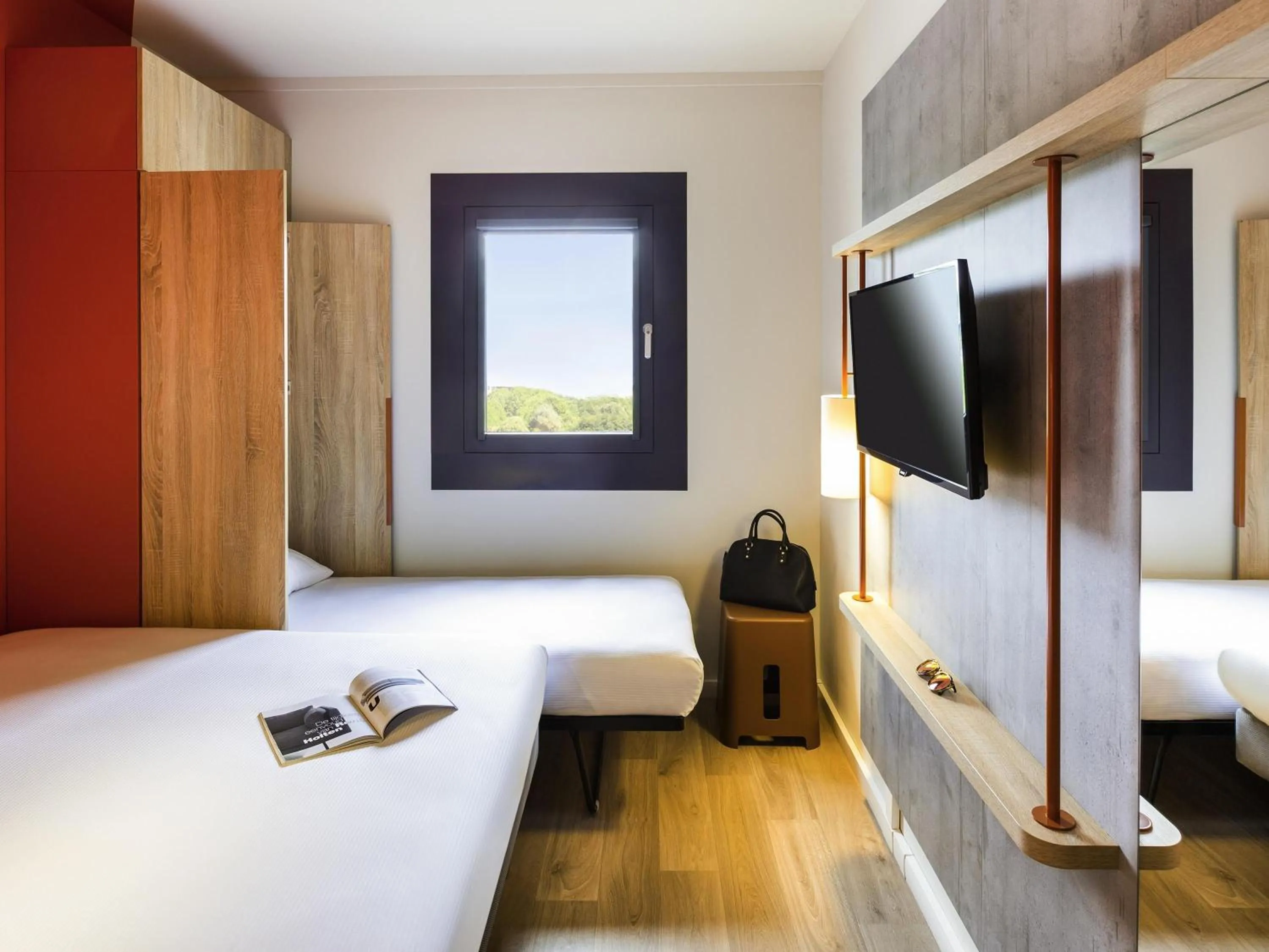 Bedroom, Bed in ibis budget Stein Maastricht