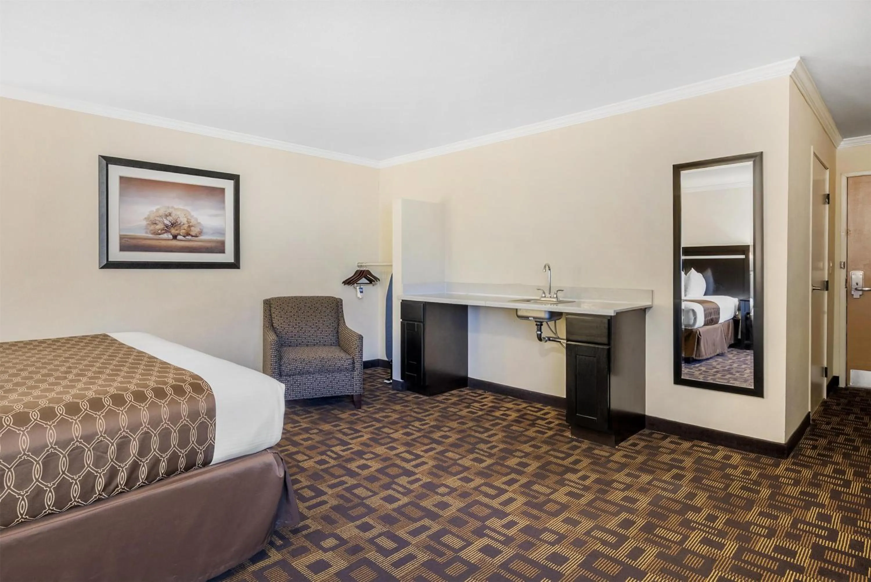 Bedroom, Bed in Best Western PLUS Inn of Hayward