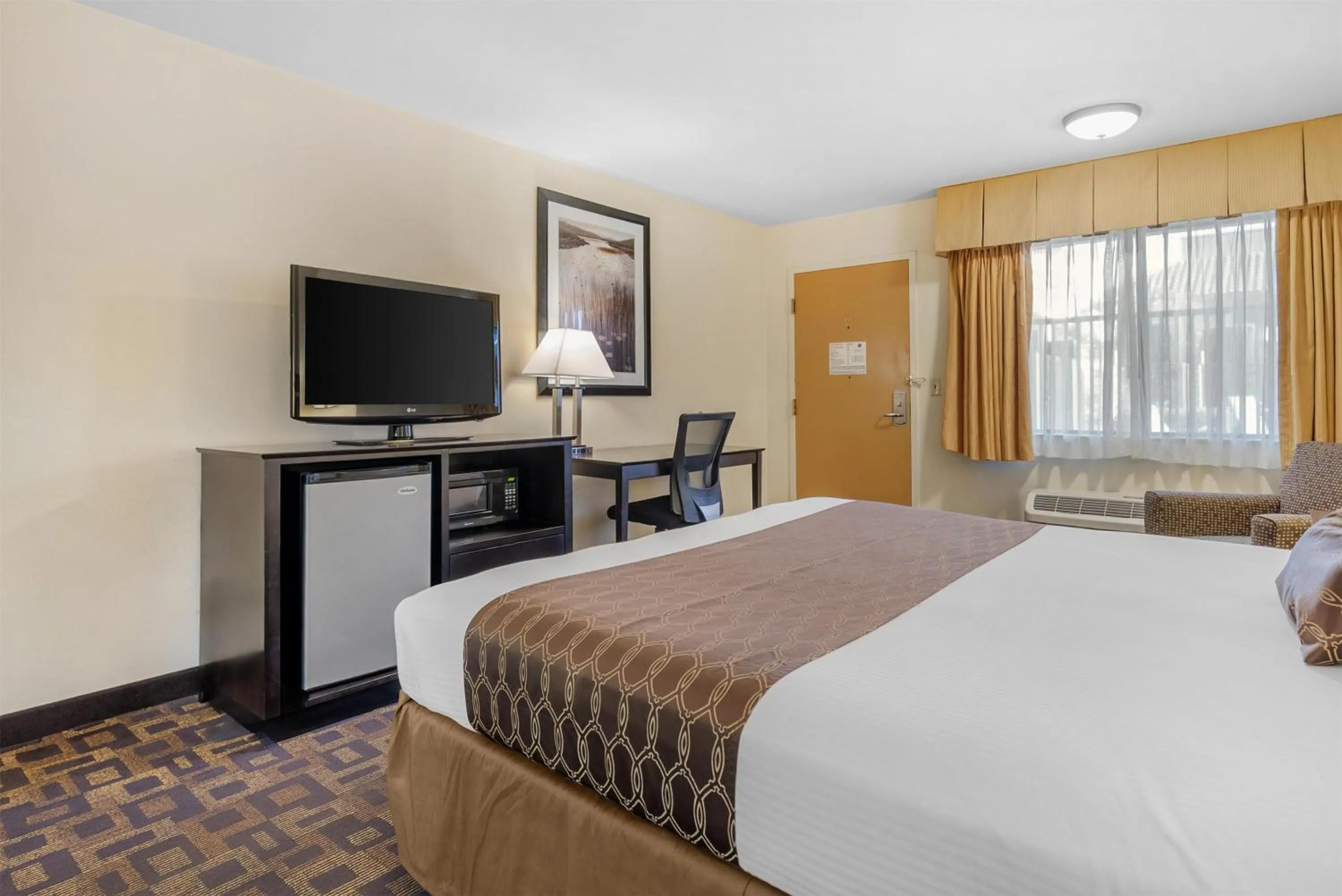 Bedroom, Bed in Best Western PLUS Inn of Hayward