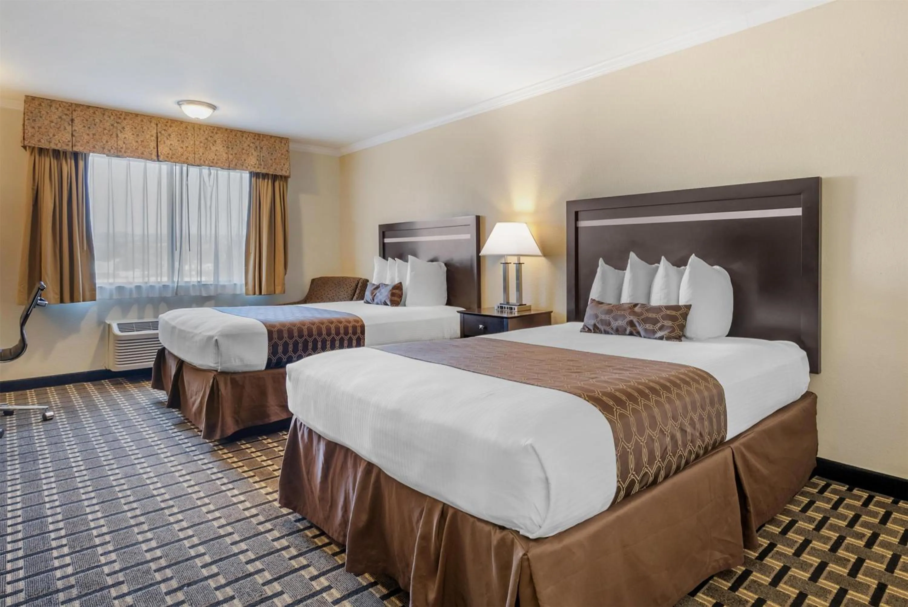 Bedroom, Bed in Best Western PLUS Inn of Hayward