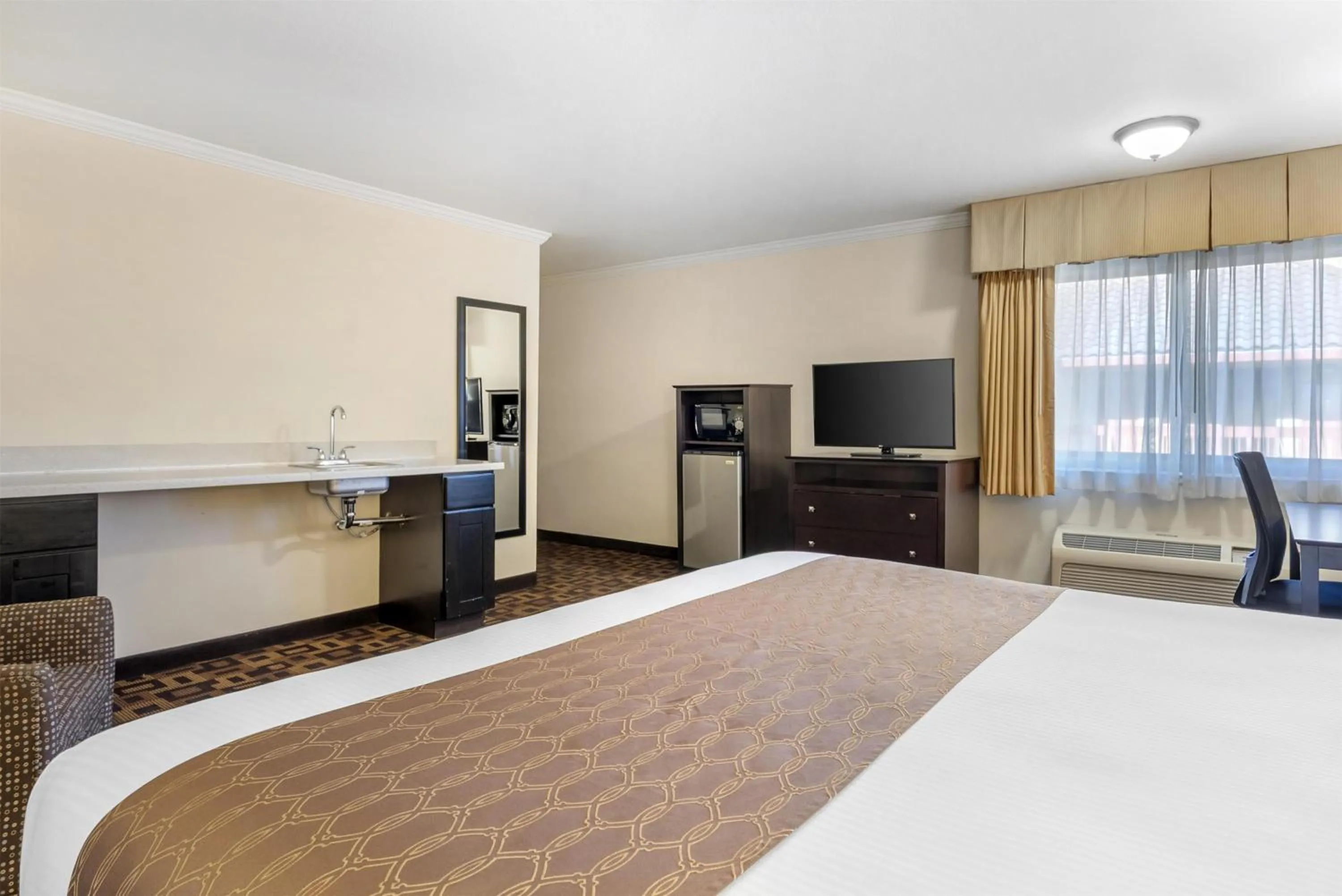 Bedroom, Bed in Best Western PLUS Inn of Hayward