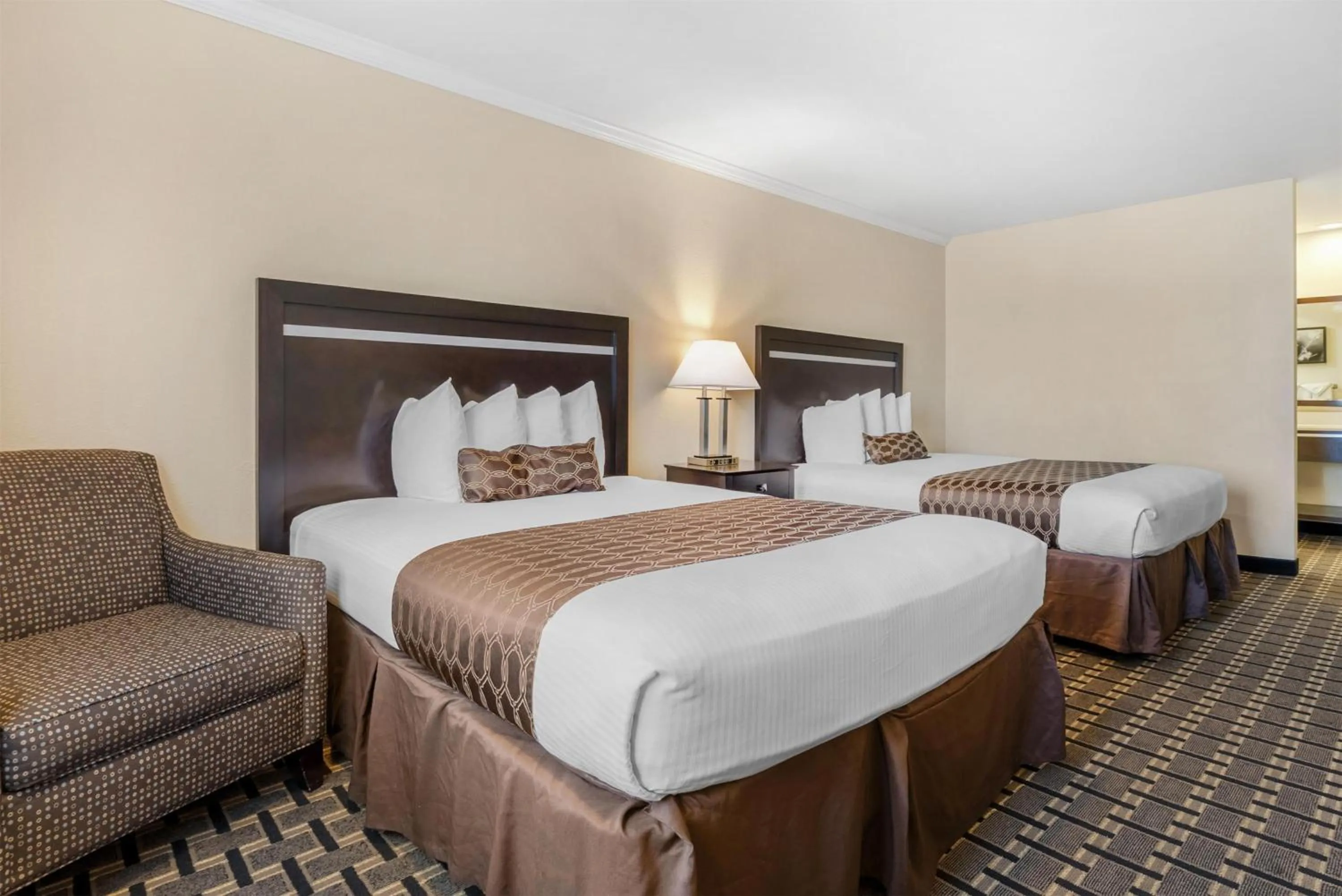 Bedroom, Bed in Best Western PLUS Inn of Hayward