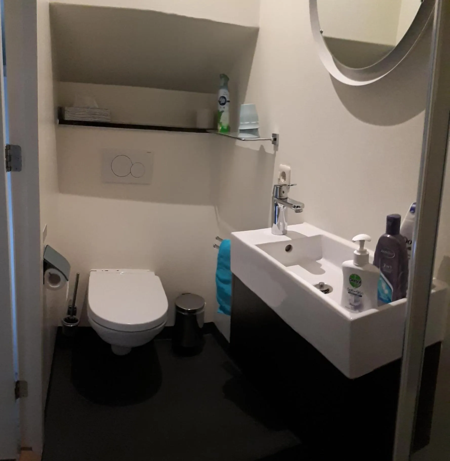 Bathroom in Boat Rooms on Water b&b