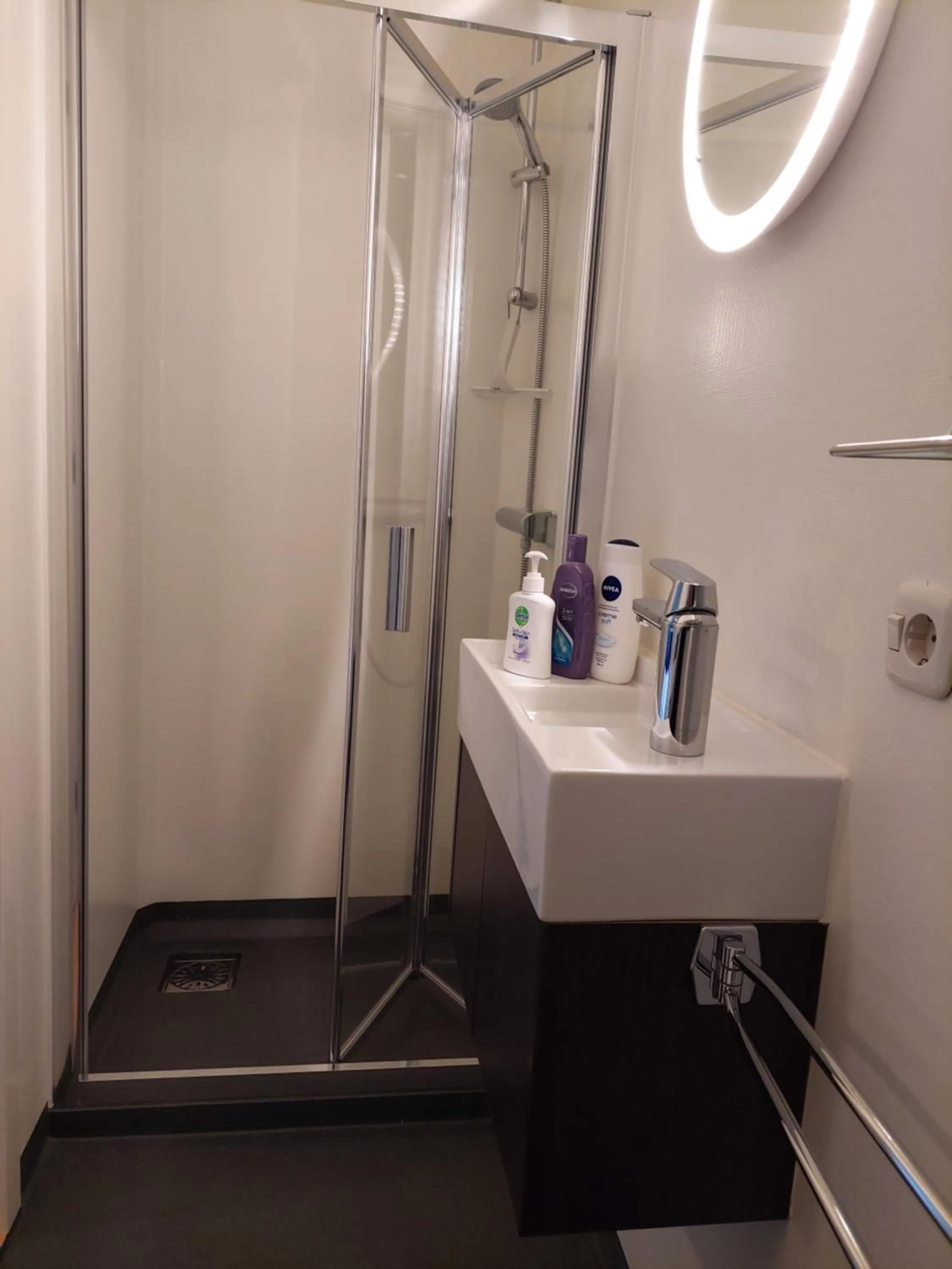 Bathroom in Boat Rooms on Water b&b