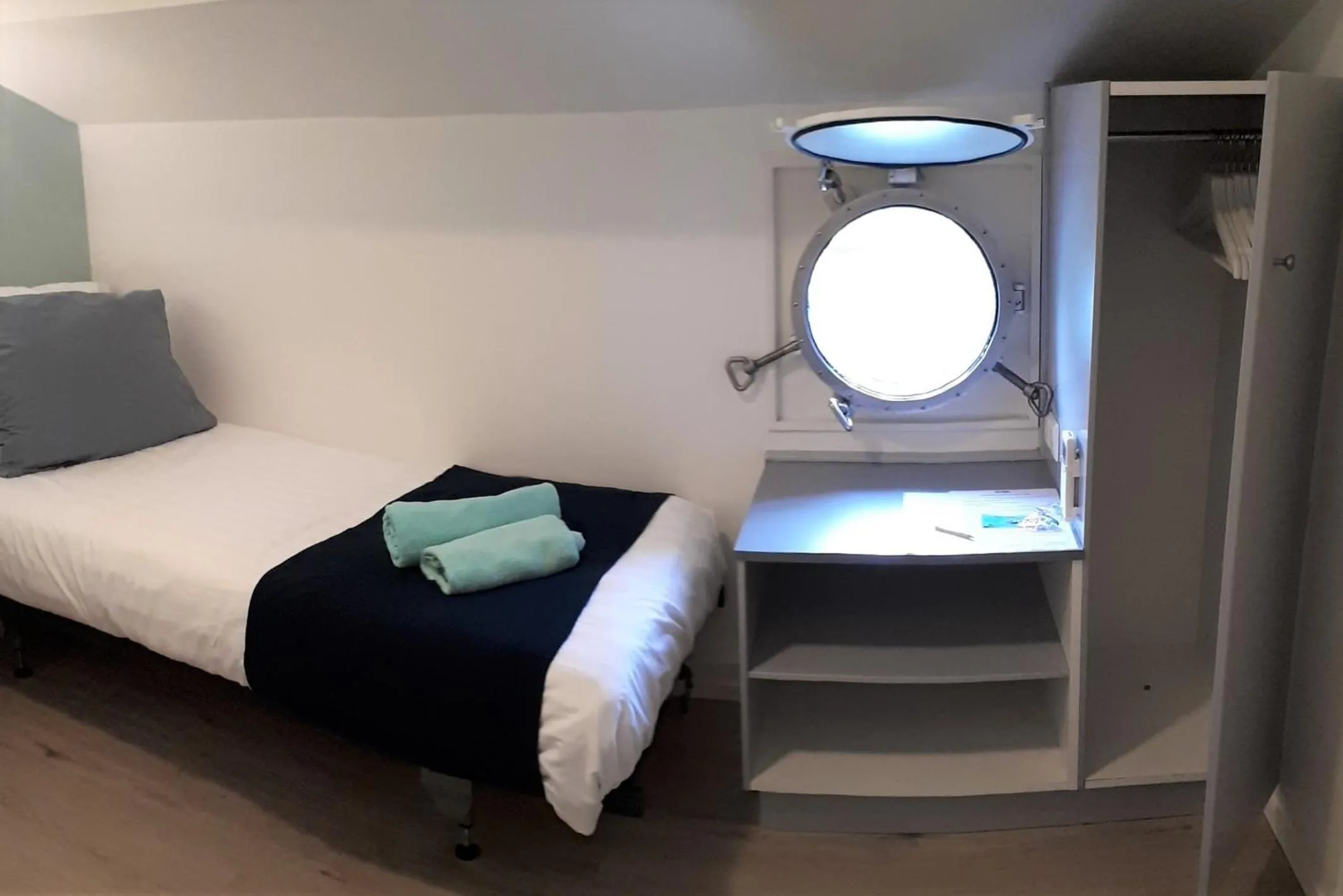 Bedroom, Bed in Boat Rooms on Water b&b