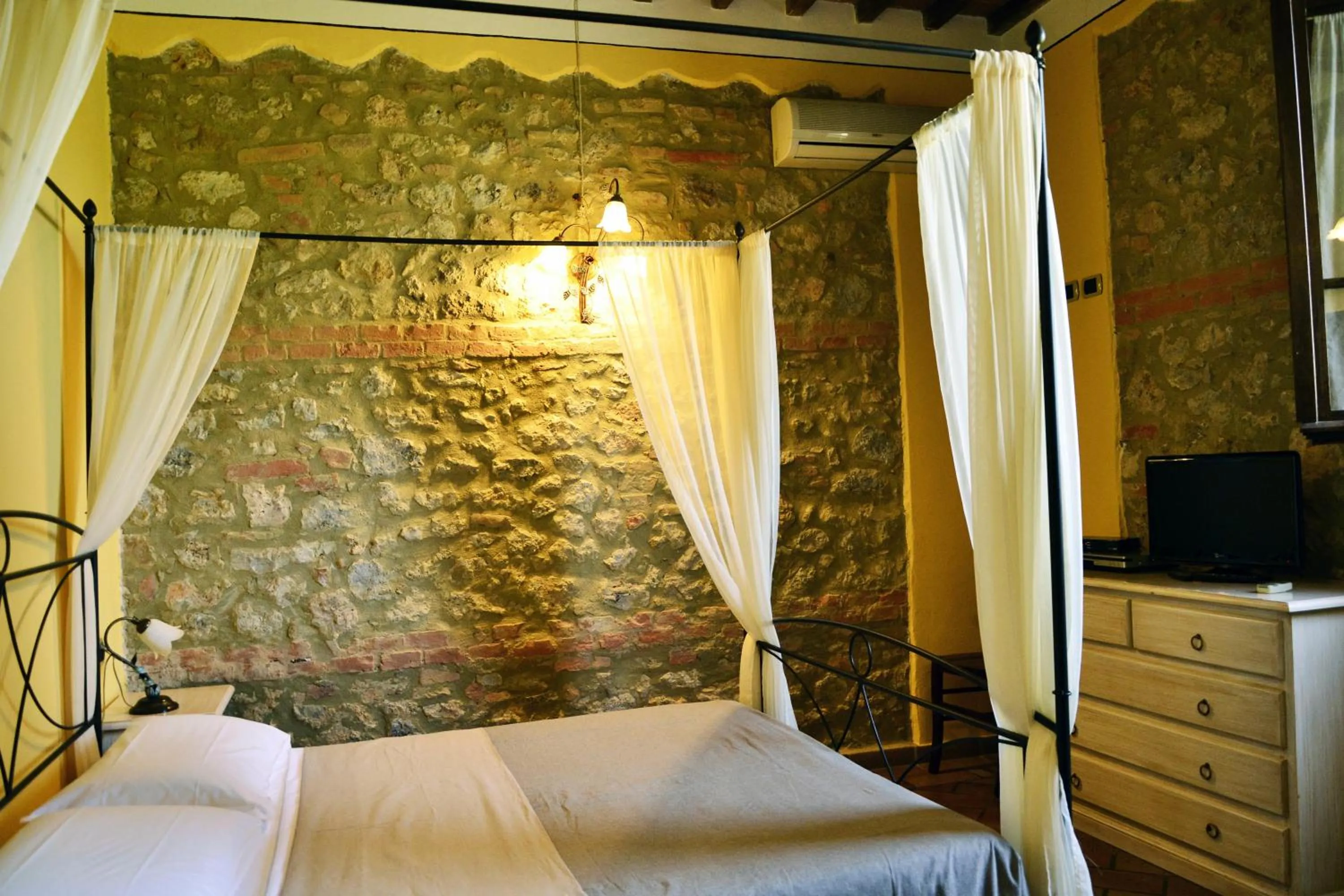 Bed in Casa Di Campagna In Toscana