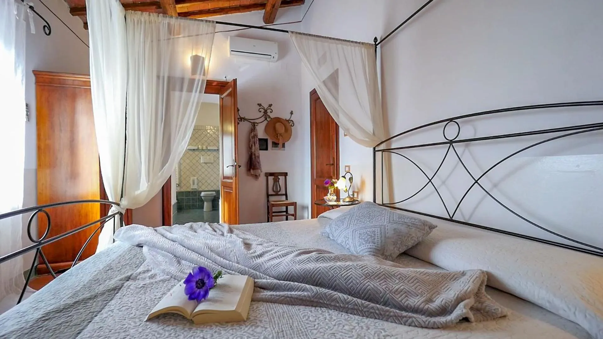 Bed in Casa Di Campagna In Toscana