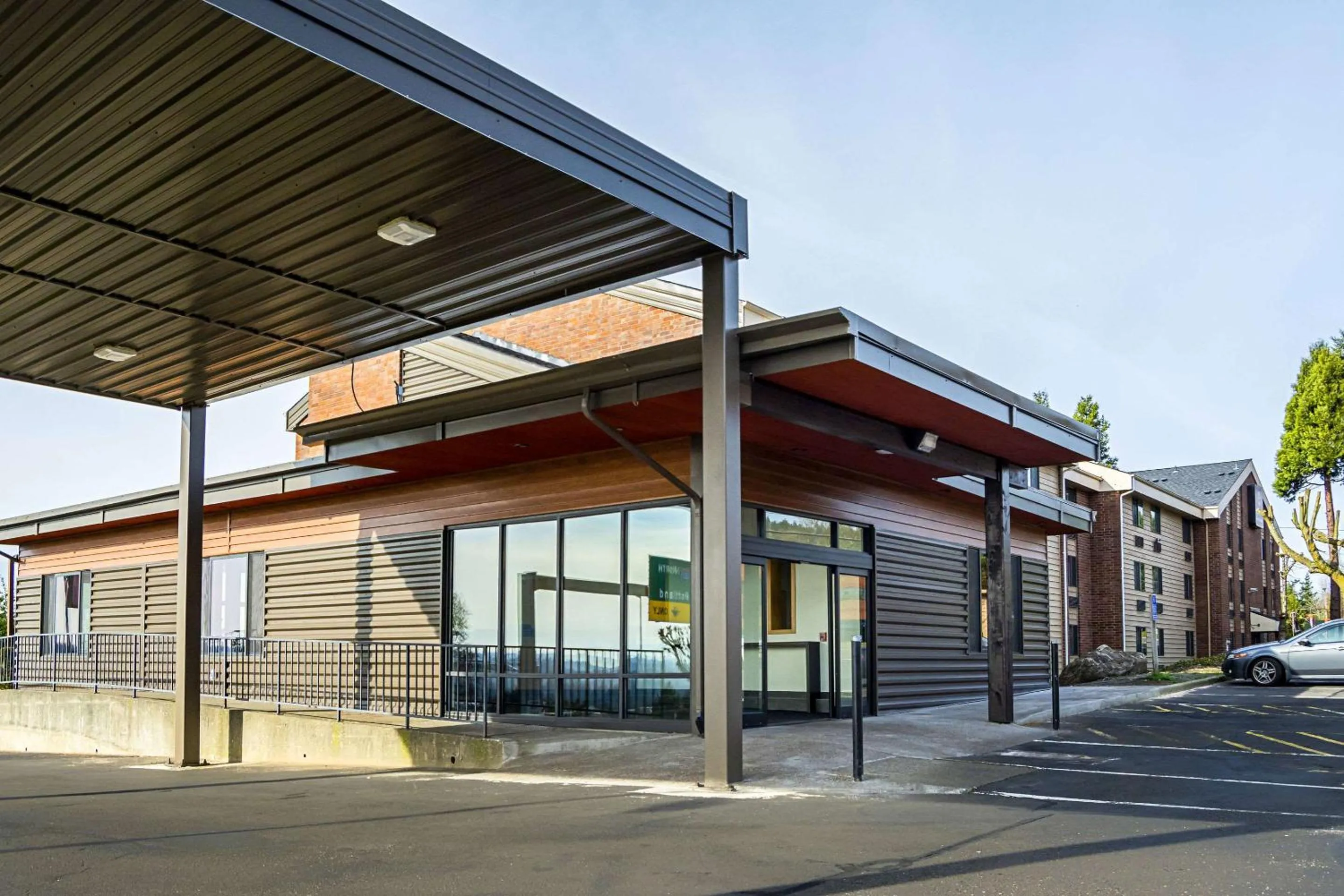 Property building in Quality Inn & Suites Clackamas - Portland