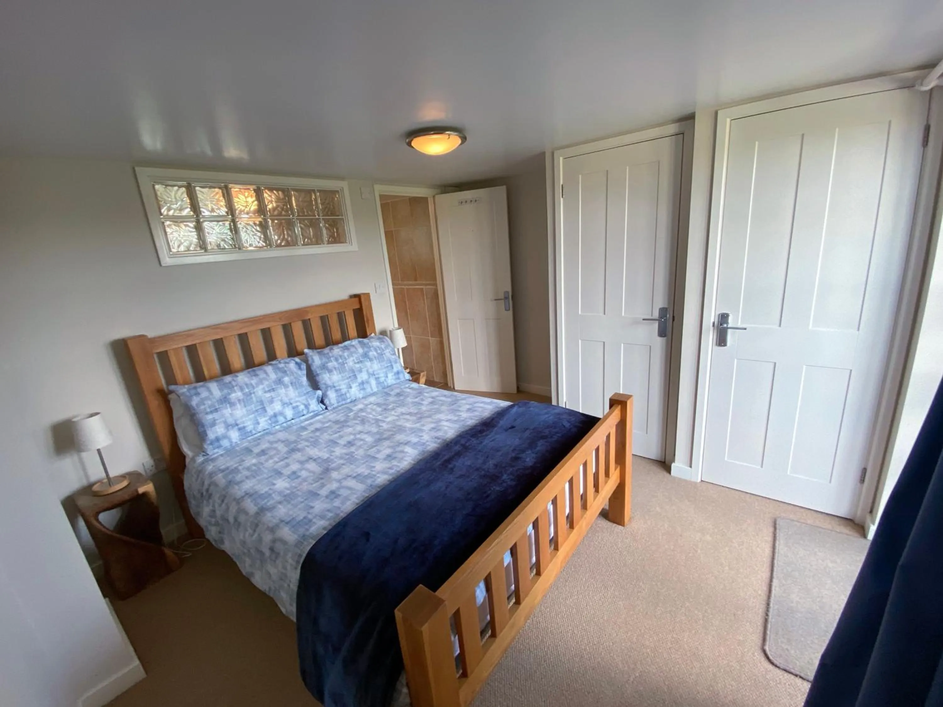 Bed in The Rose Cottage Inn