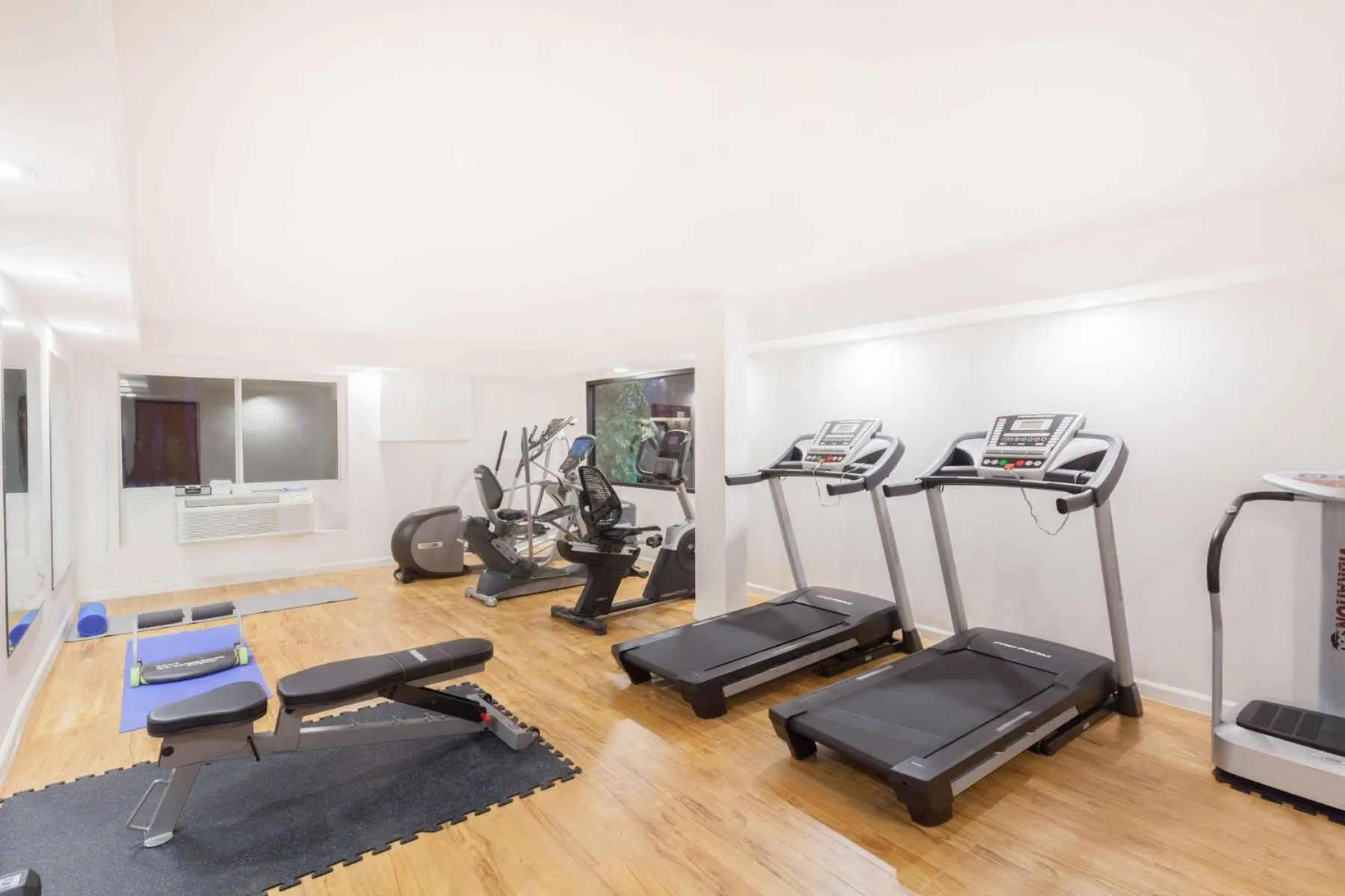 Fitness centre/facilities in Howard Johnson by Wyndham Yuma