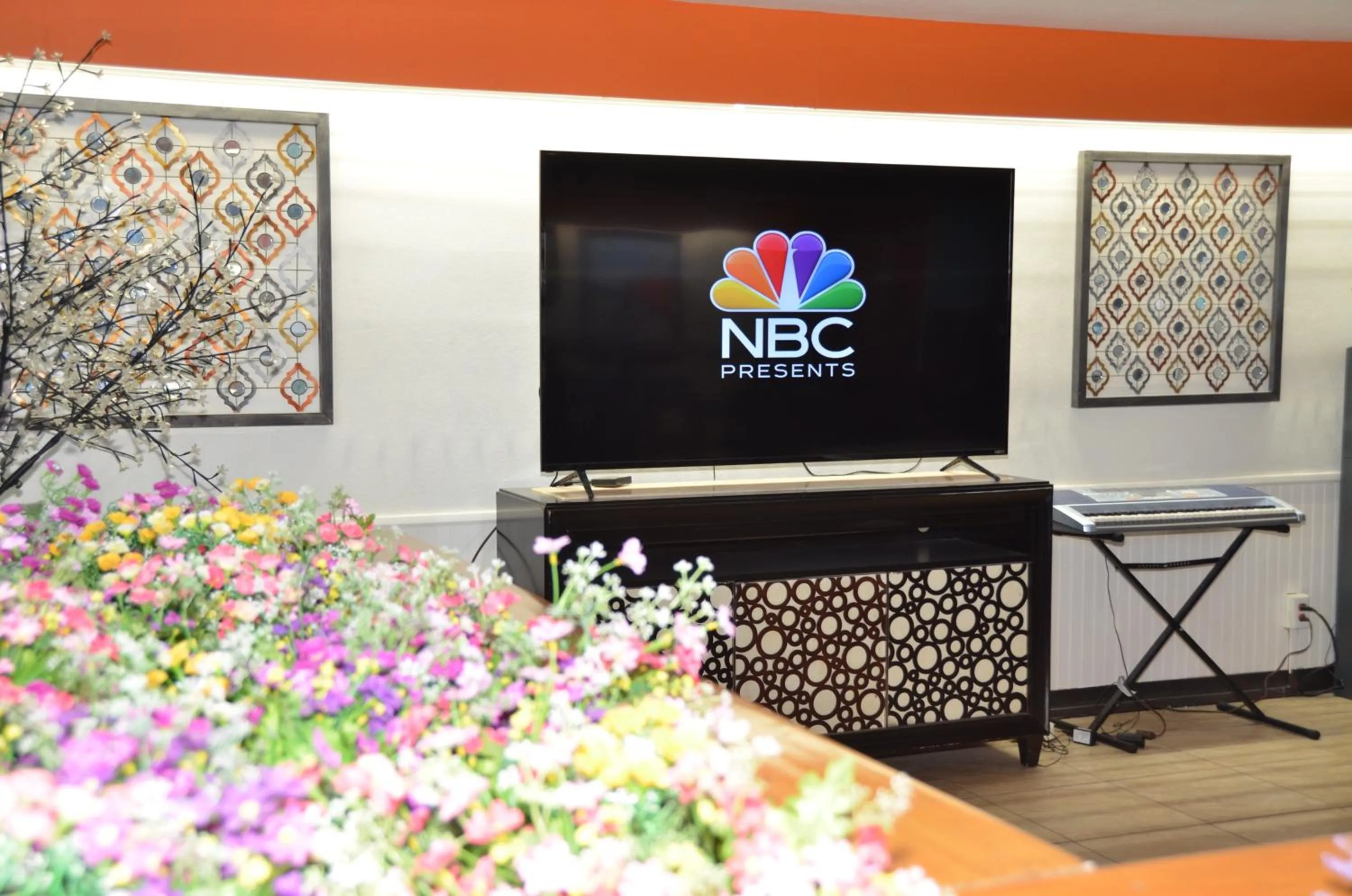 Communal lounge/ TV room in Howard Johnson by Wyndham Yuma