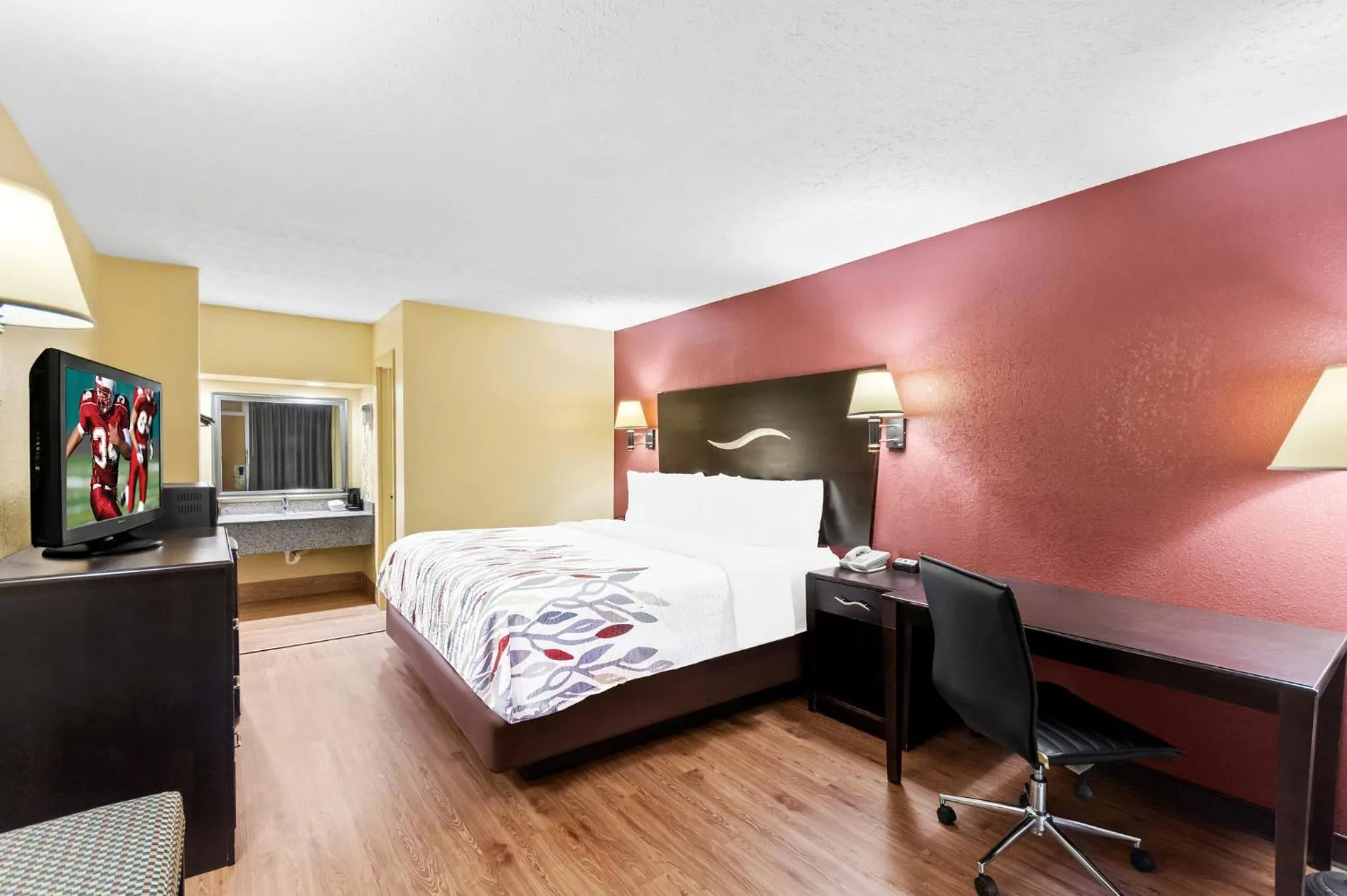 Photo of the whole room, Bed in Red Roof Inn Berea