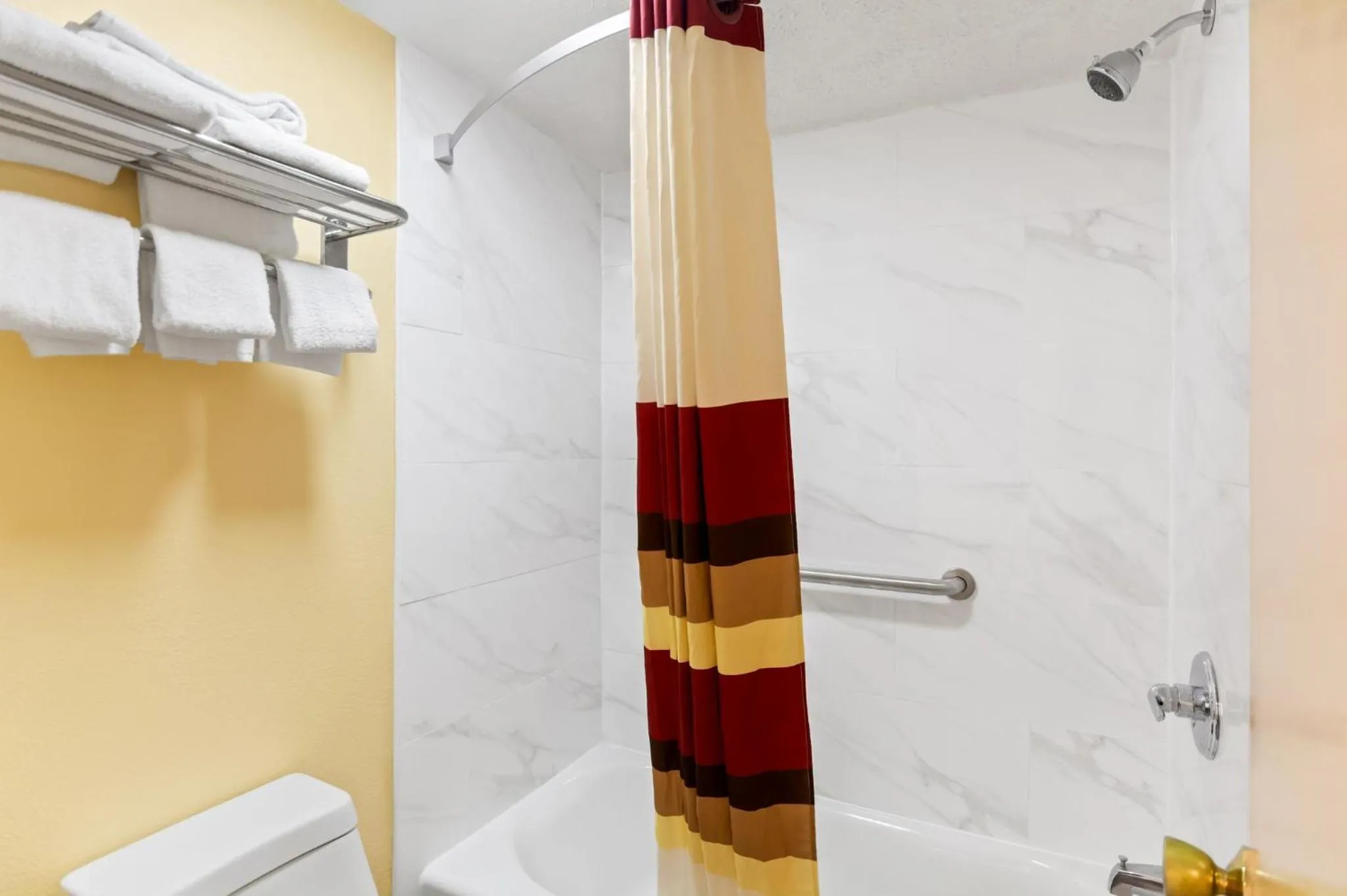 Bathroom in Red Roof Inn Berea