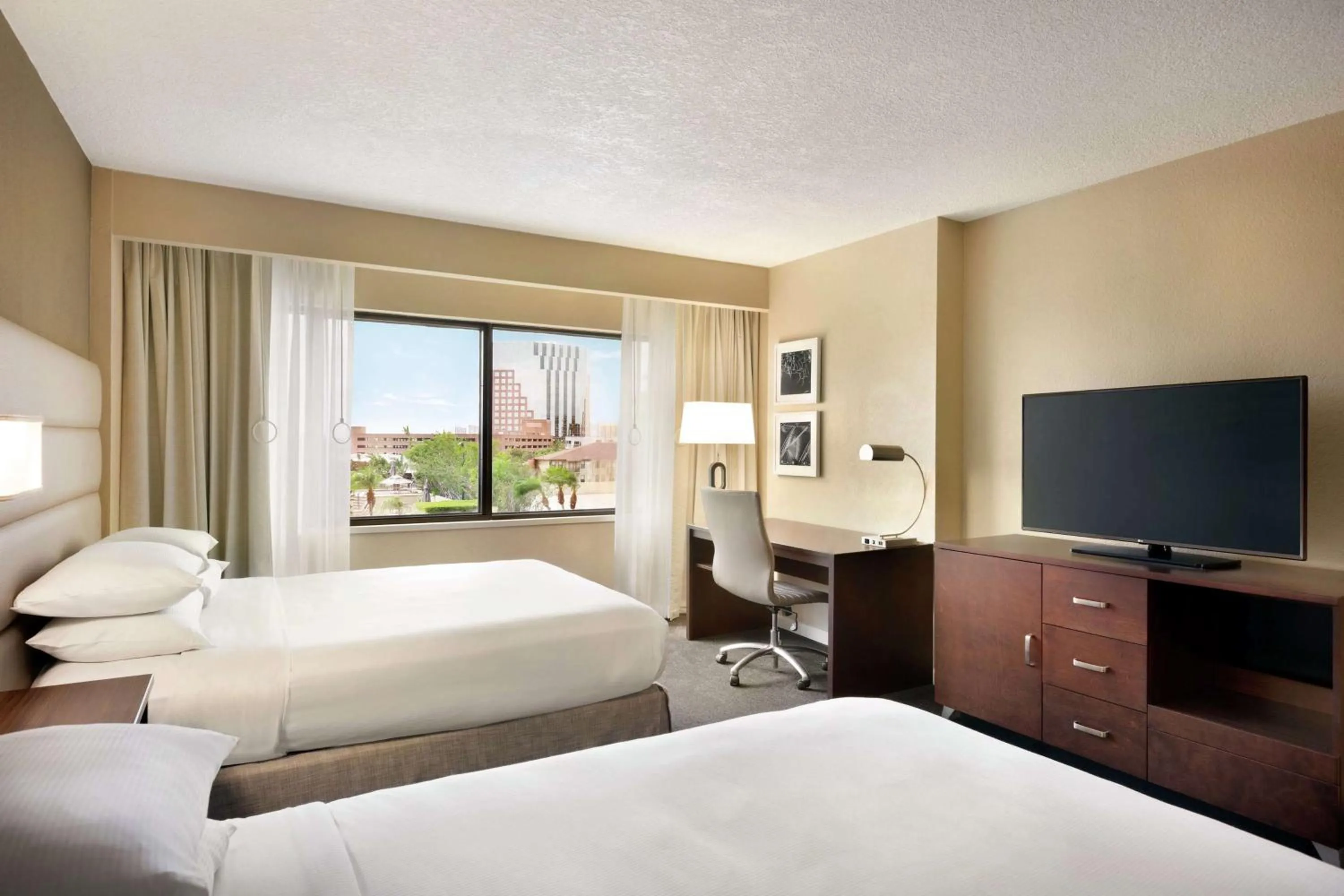 Bedroom, Bed in DoubleTree by Hilton Orlando Downtown