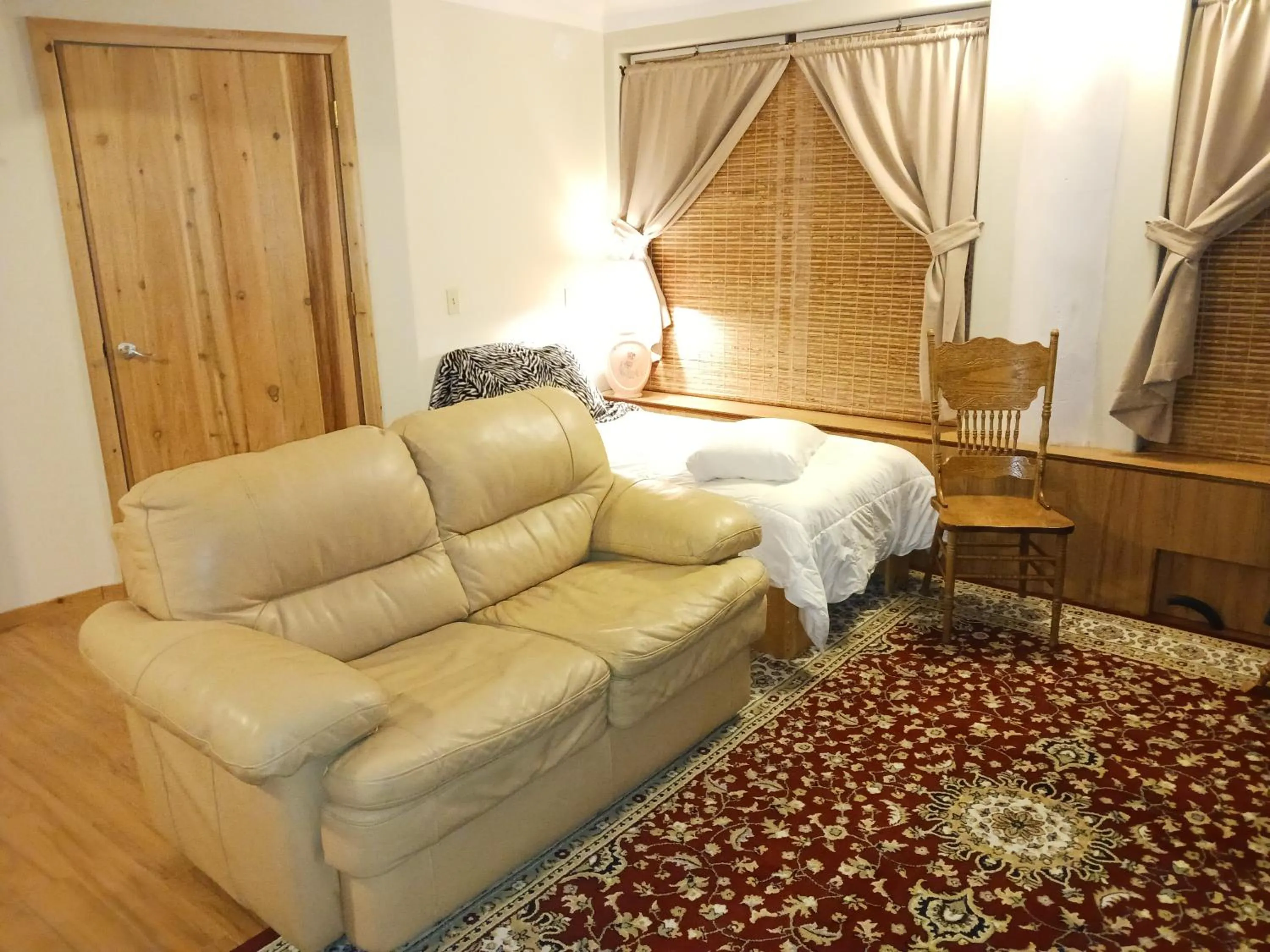 Living room in Higgin's Inn