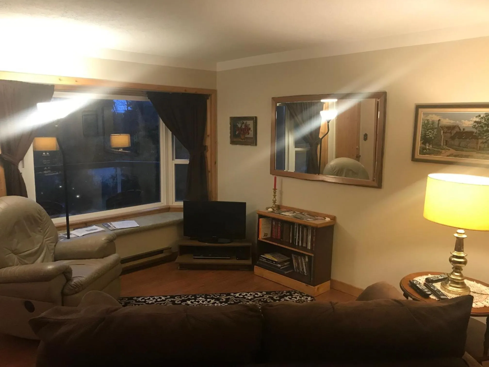 Living room in Higgin's Inn