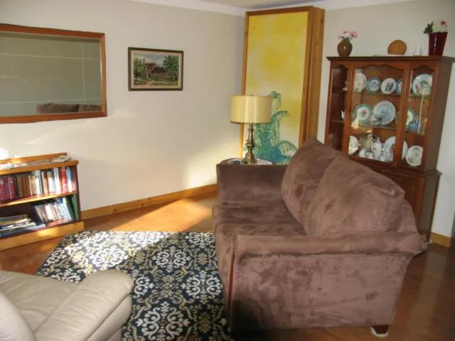 Living room in Higgin's Inn