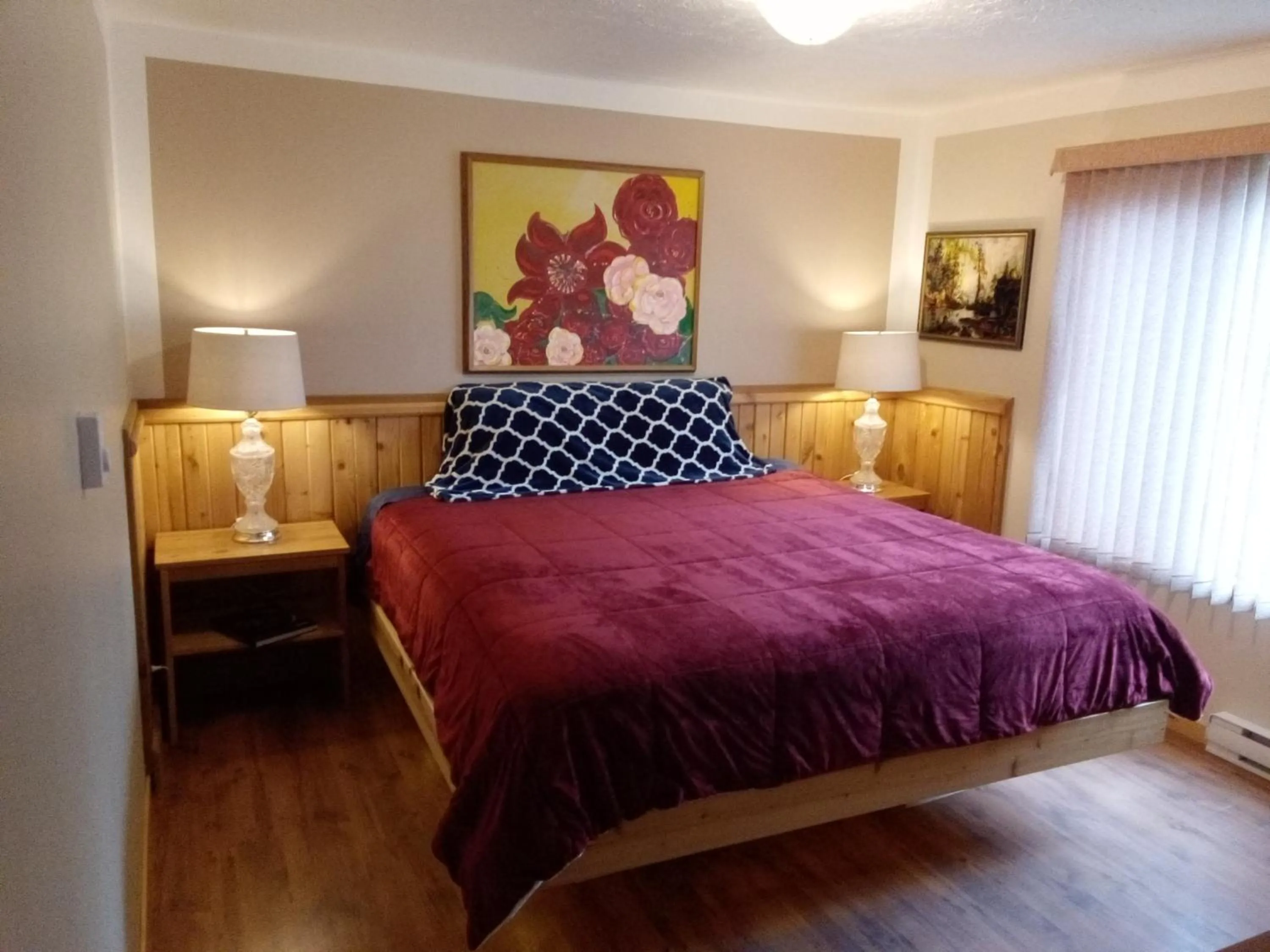 Photo of the whole room, Bed in Higgin's Inn