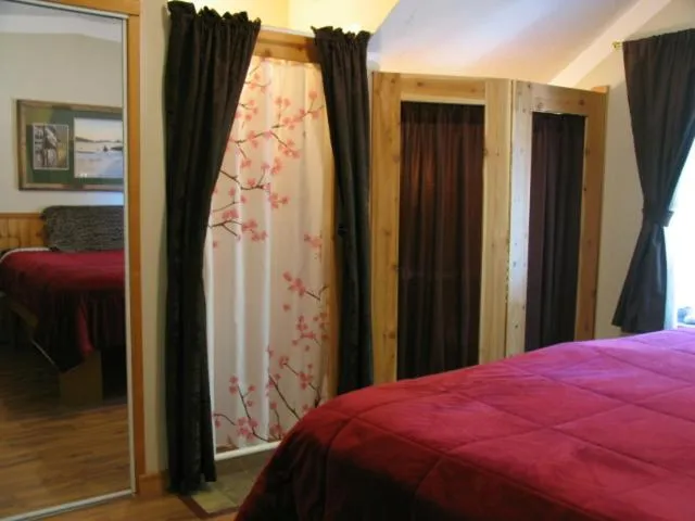 Bedroom, Bed in Higgin's Inn