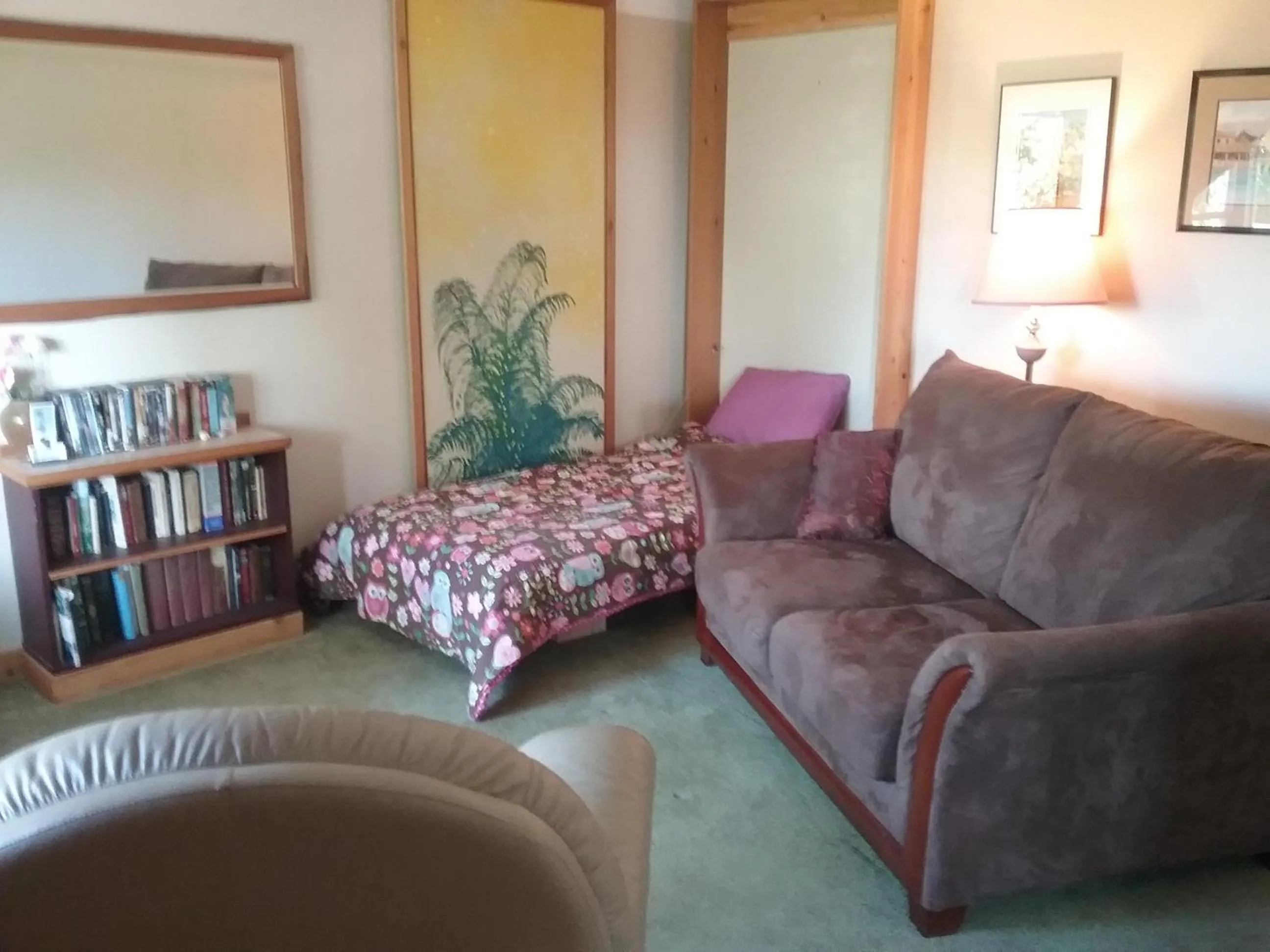 Living room in Higgin's Inn