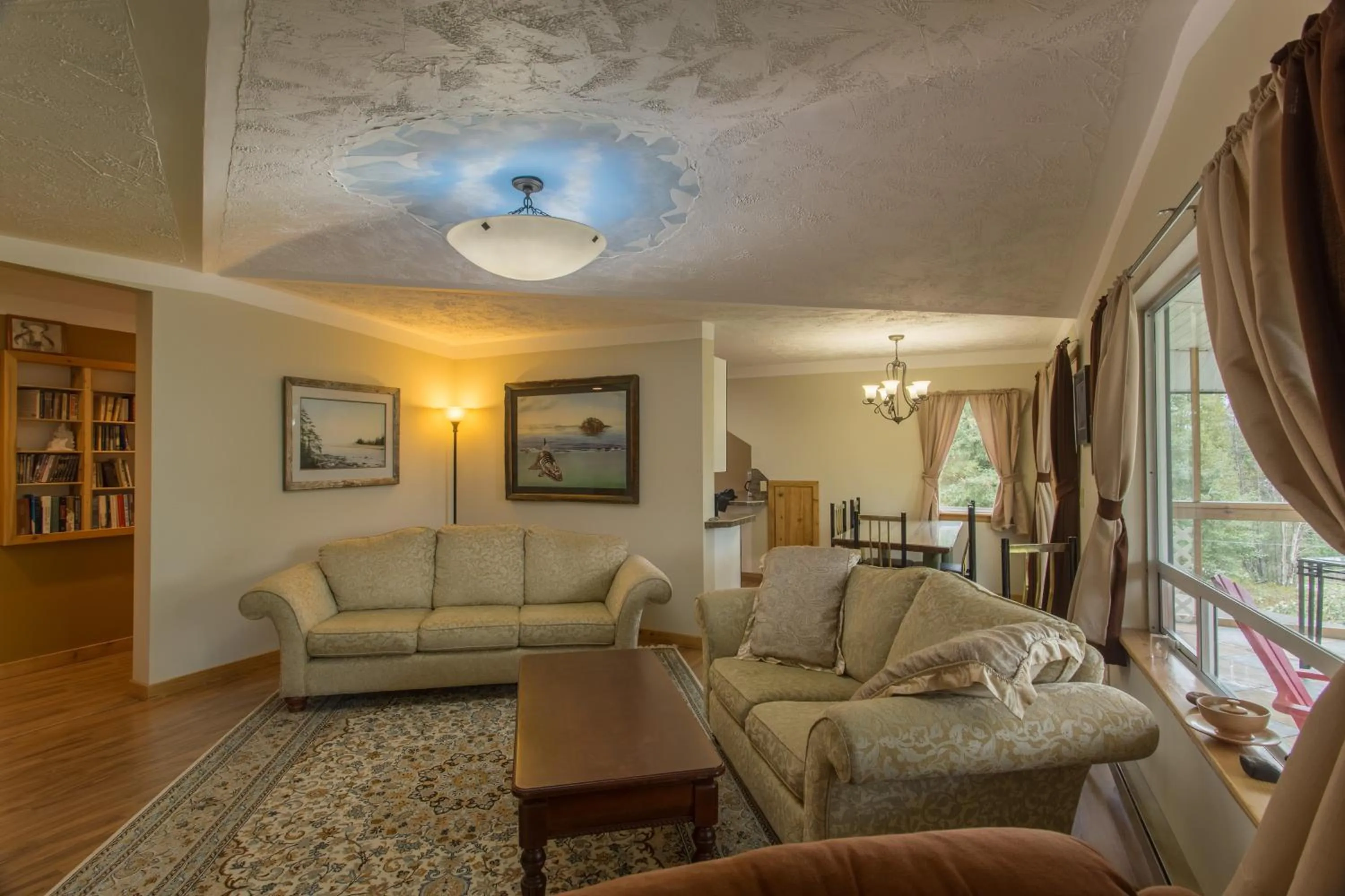 Living room in Higgin's Inn