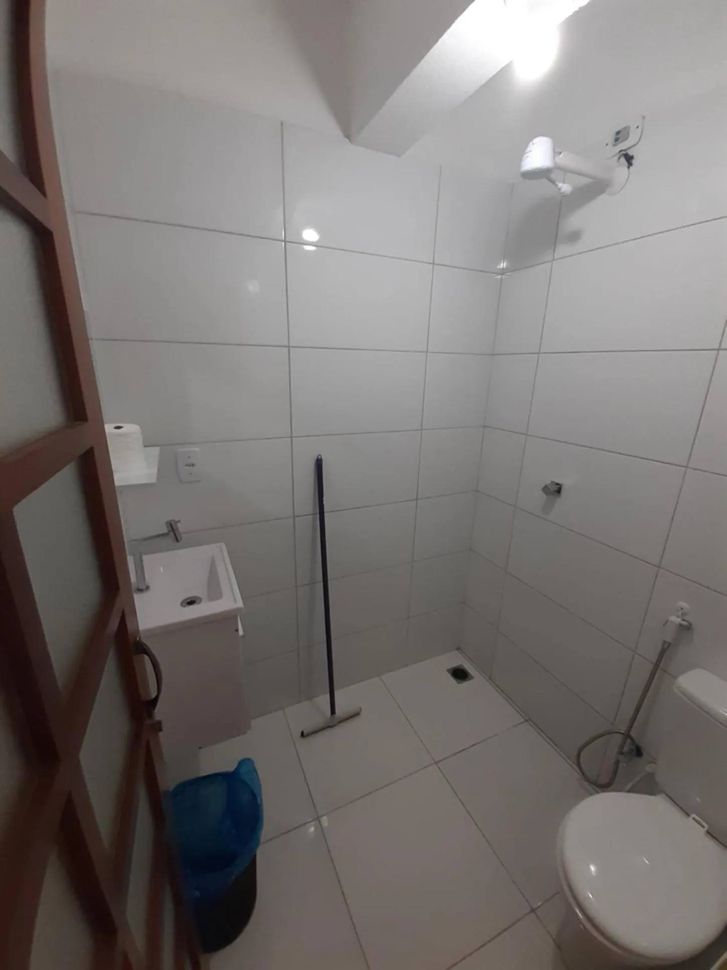 Bathroom in Portaria e circulação de hóspedes só até 23 horas - Reabre às 5 horas - Pousada Bem-te-vi Tompell