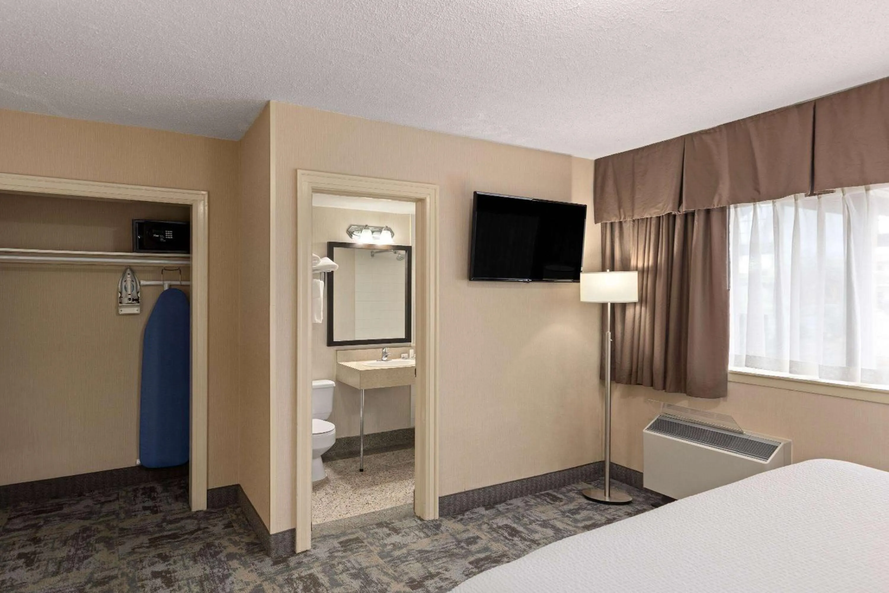 Photo of the whole room, Bed in Travelodge by Wyndham Thunder Bay ON
