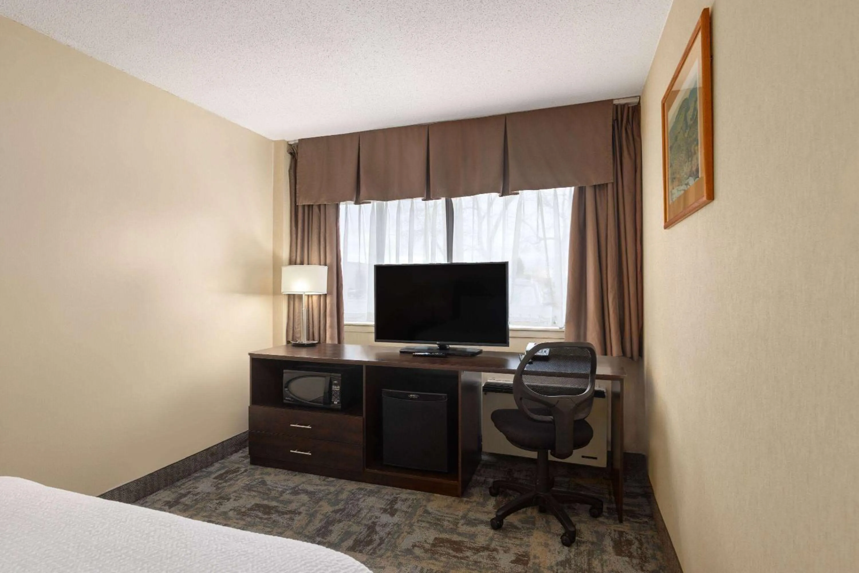 Photo of the whole room, Bed in Travelodge by Wyndham Thunder Bay ON