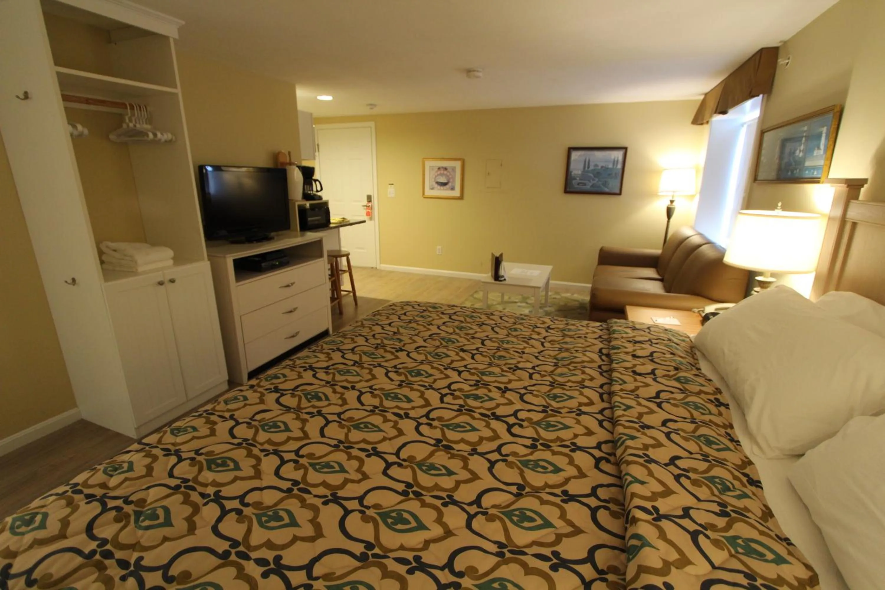TV and multimedia, Bed in InnSeason Resorts Surfside