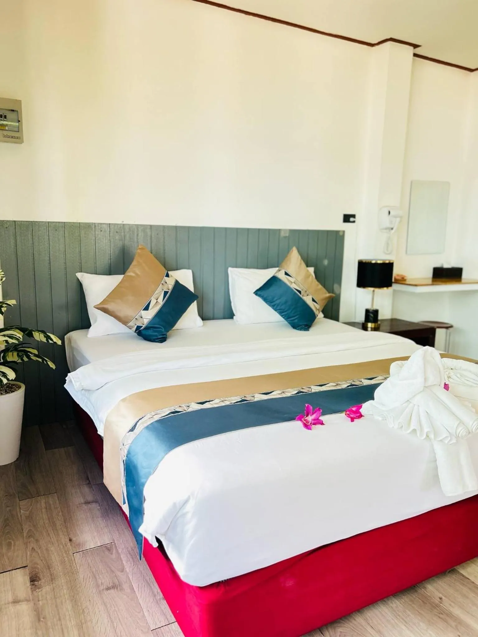 Photo of the whole room, Bed in Three Trees Samui Resort - Sarocha Villa