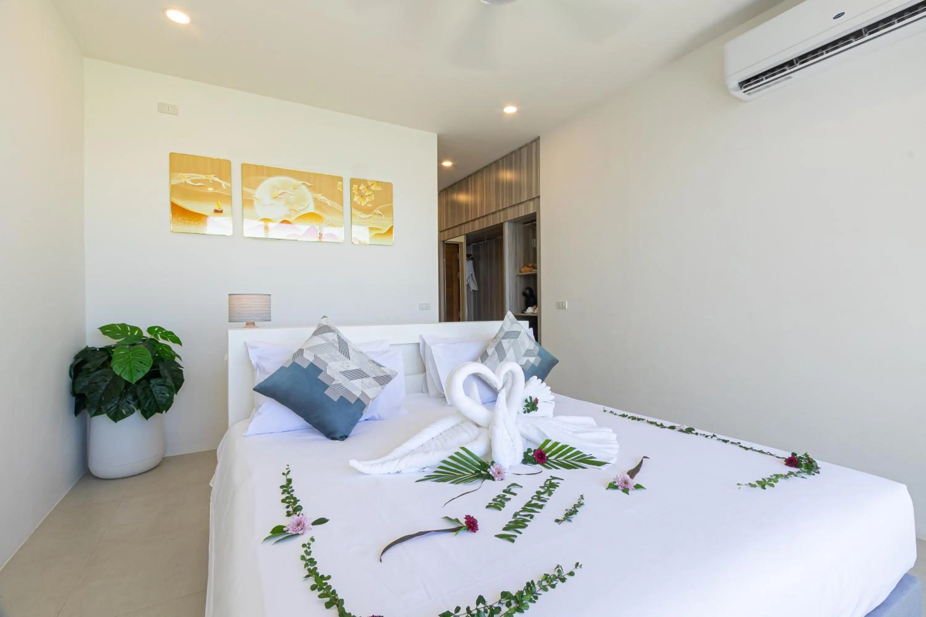 Bed in Three Trees Samui Resort - Sarocha Villa