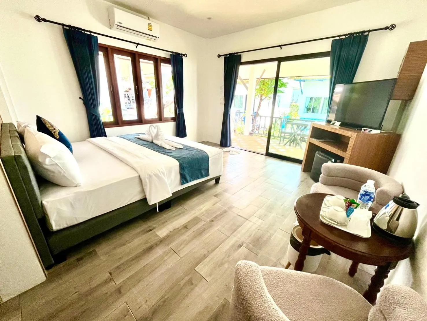 Bedroom, Bed in Three Trees Samui Resort - Sarocha Villa