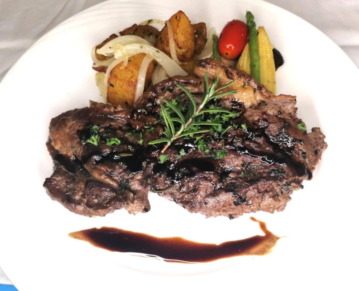 Food and drinks in Three Trees Samui Resort - Sarocha Villa