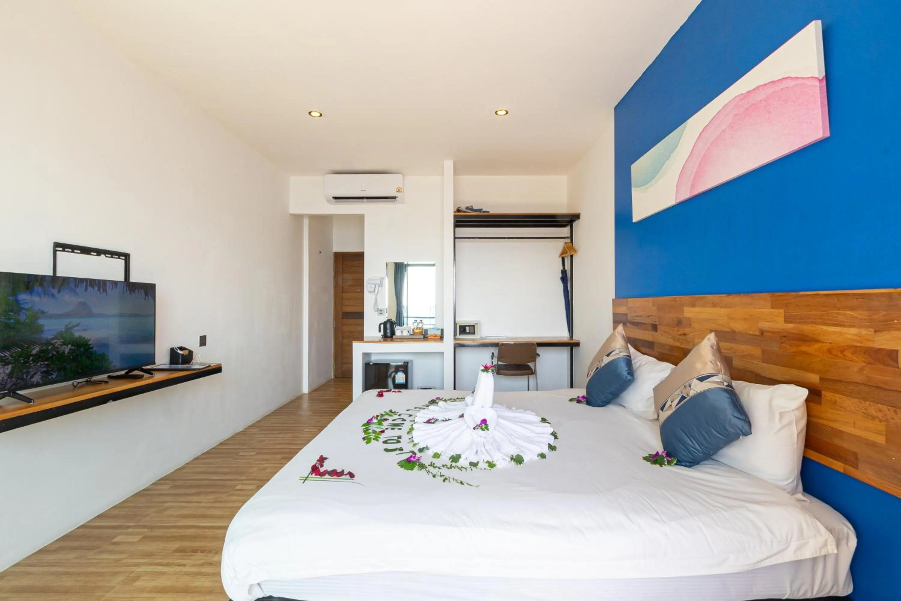 Bedroom, Bed in Three Trees Samui Resort - Sarocha Villa