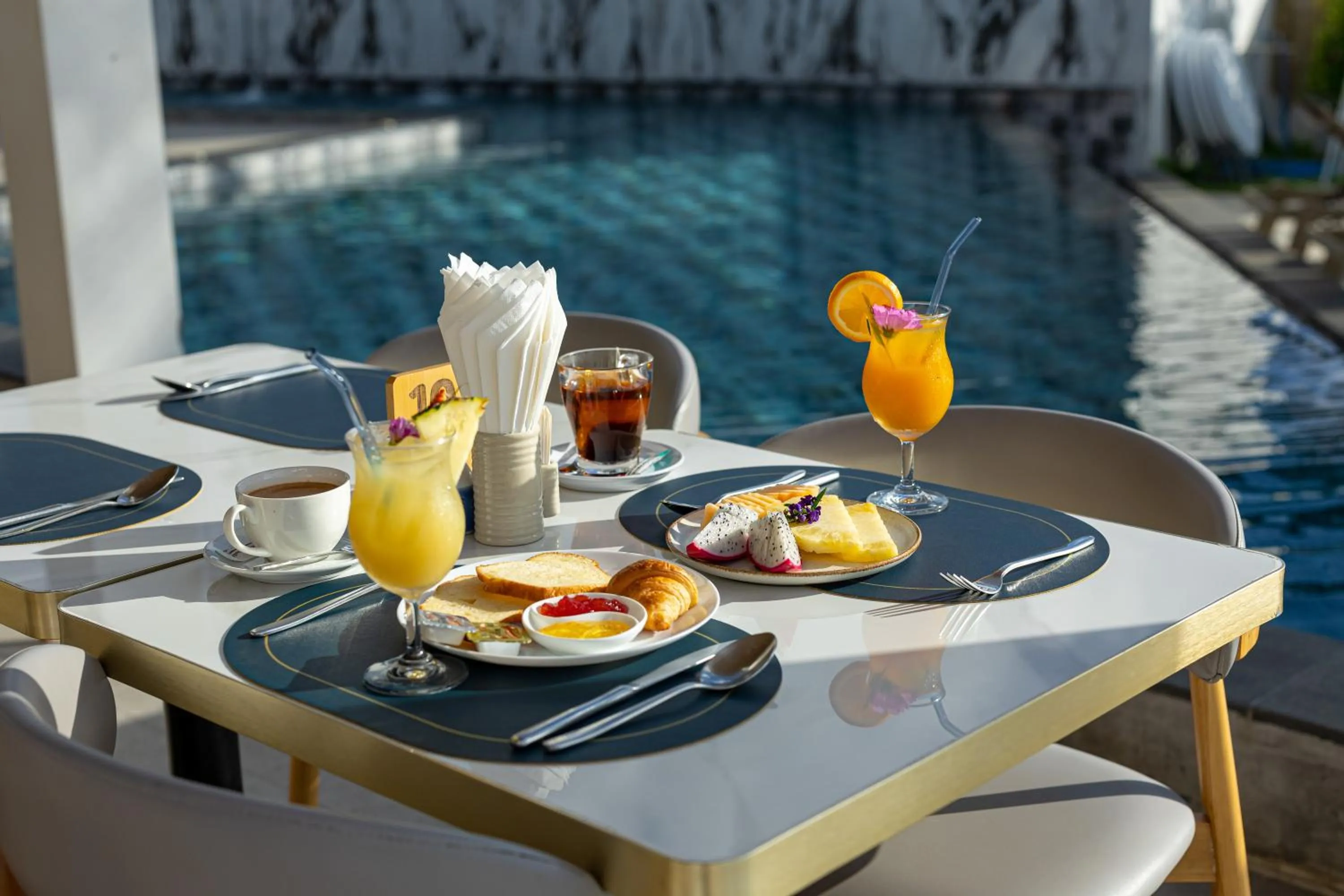 Restaurant/places to eat in Three Trees Samui Resort - Sarocha Villa